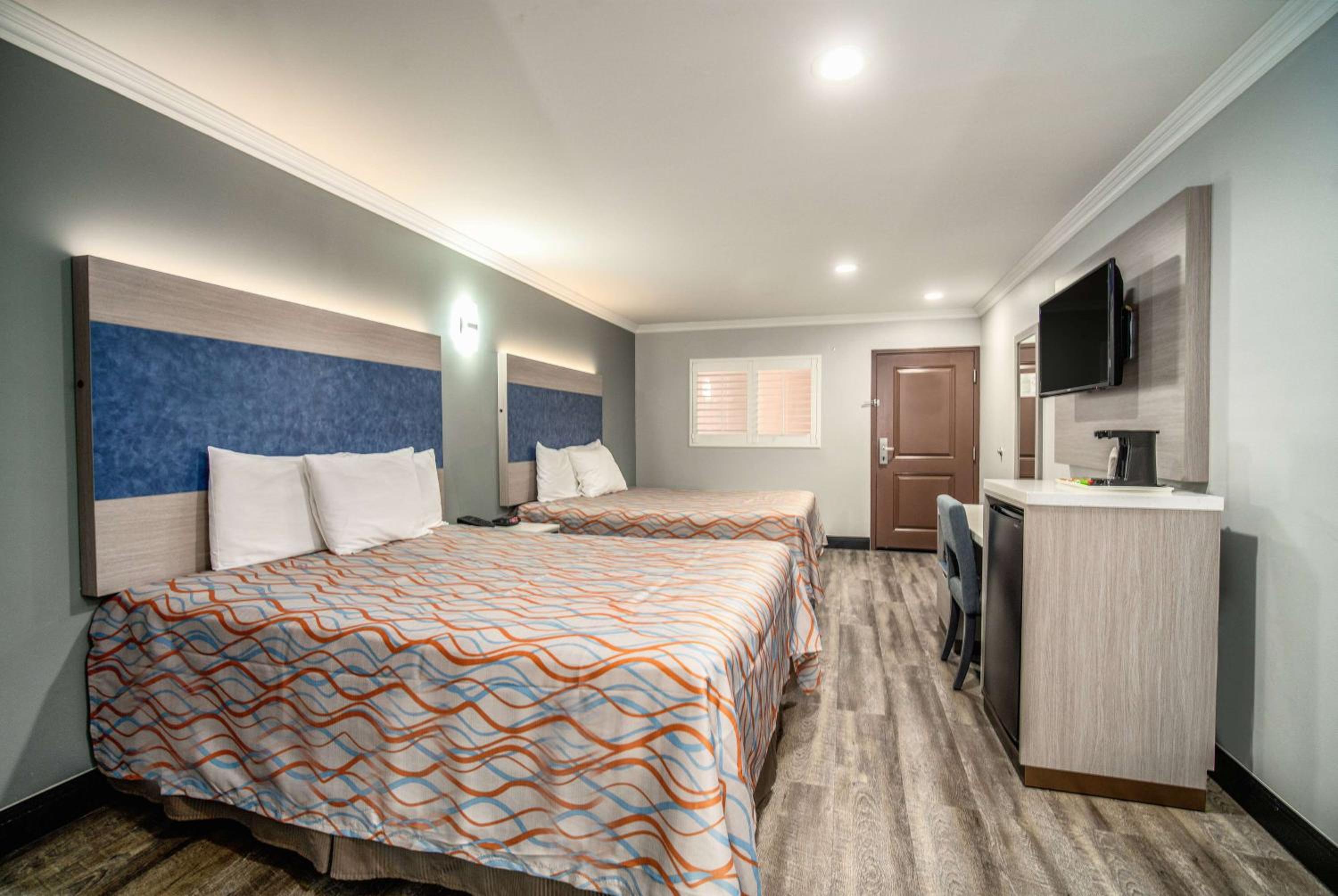 Queen Room with Two Queen Beds - Non-Smoking photo 3
