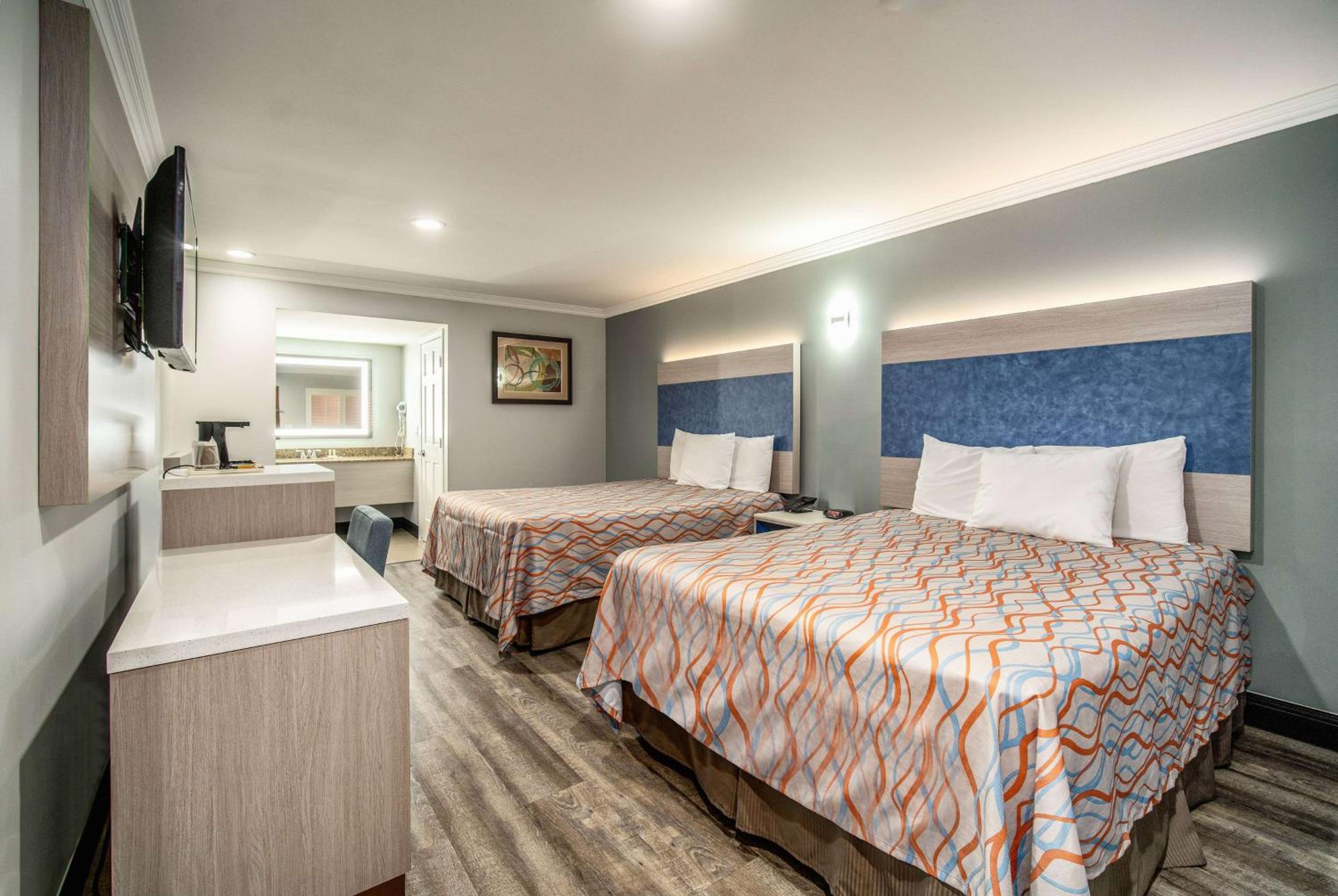 Queen Room with Two Queen Beds - Non-Smoking photo 1