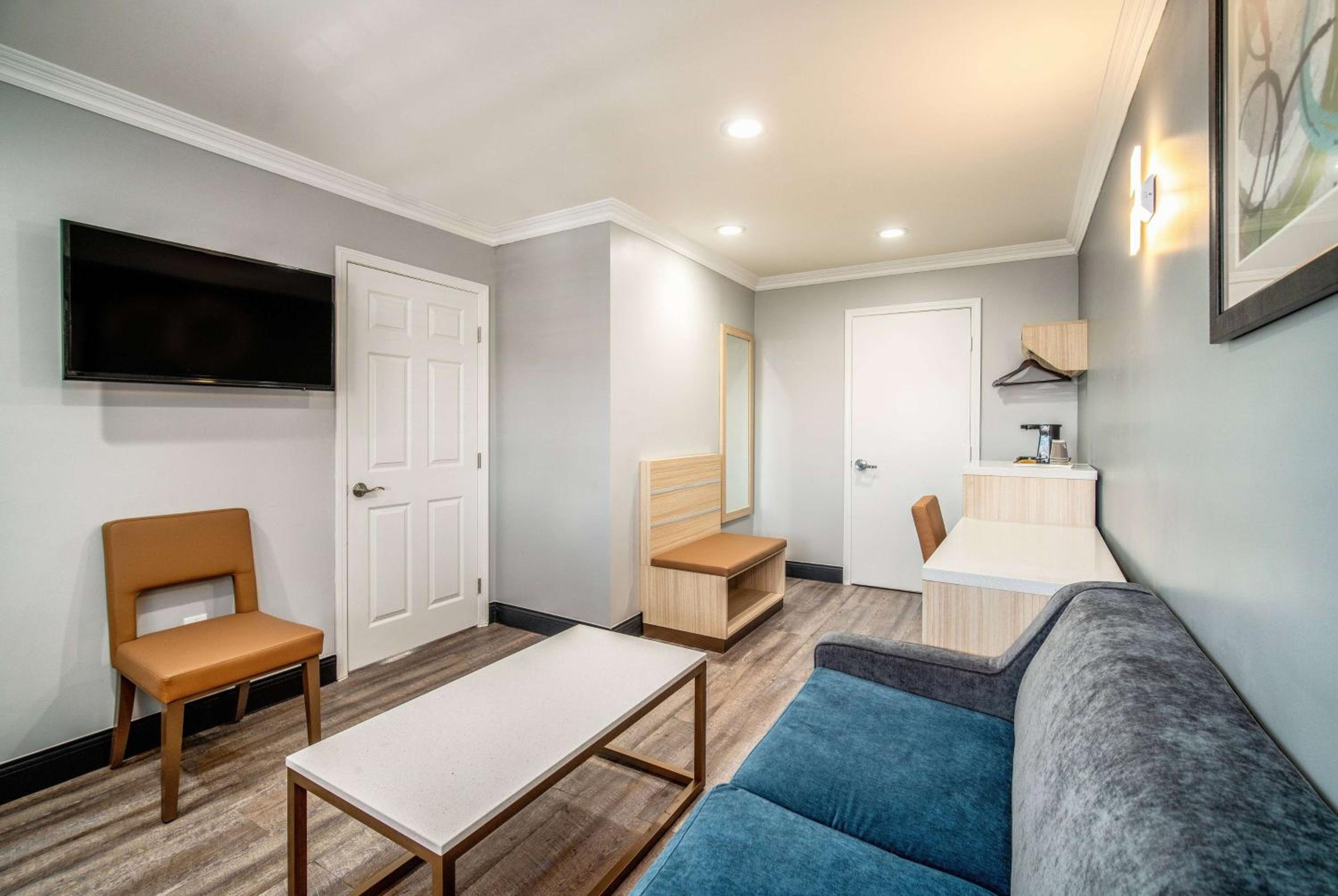 King Suite- Non-Smoking photo 3