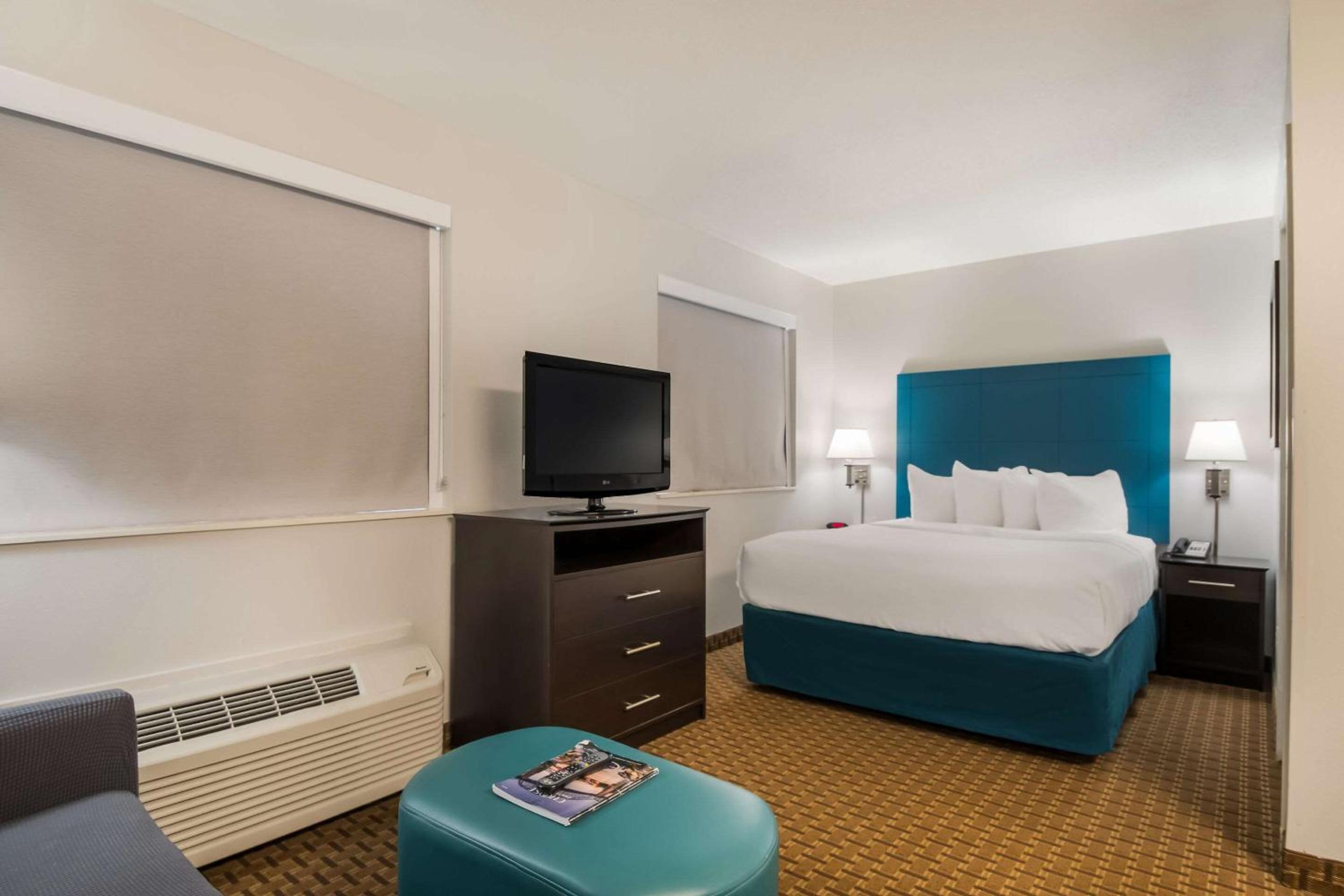 Queen Suite - Accessible/Non-Smoking photo 2