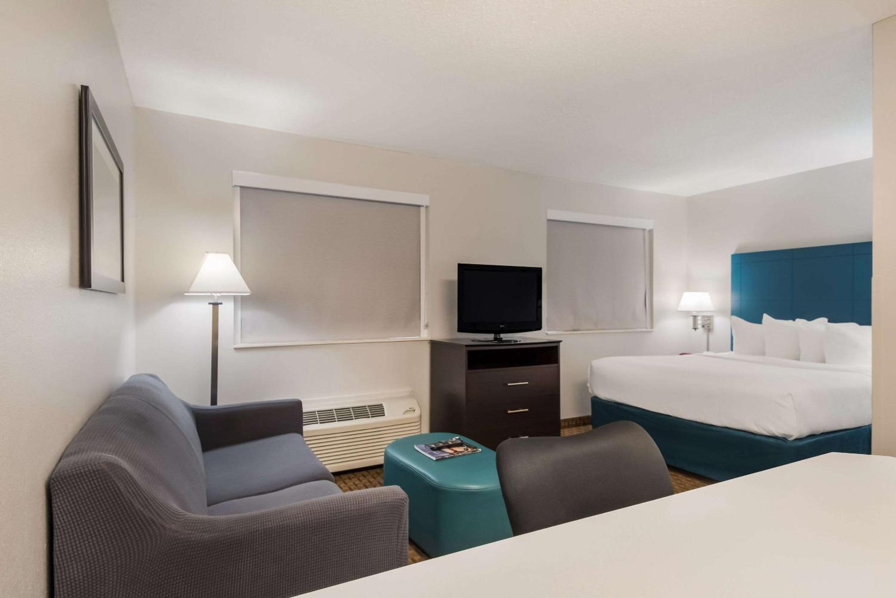 Queen Suite - Accessible/Non-Smoking photo 1