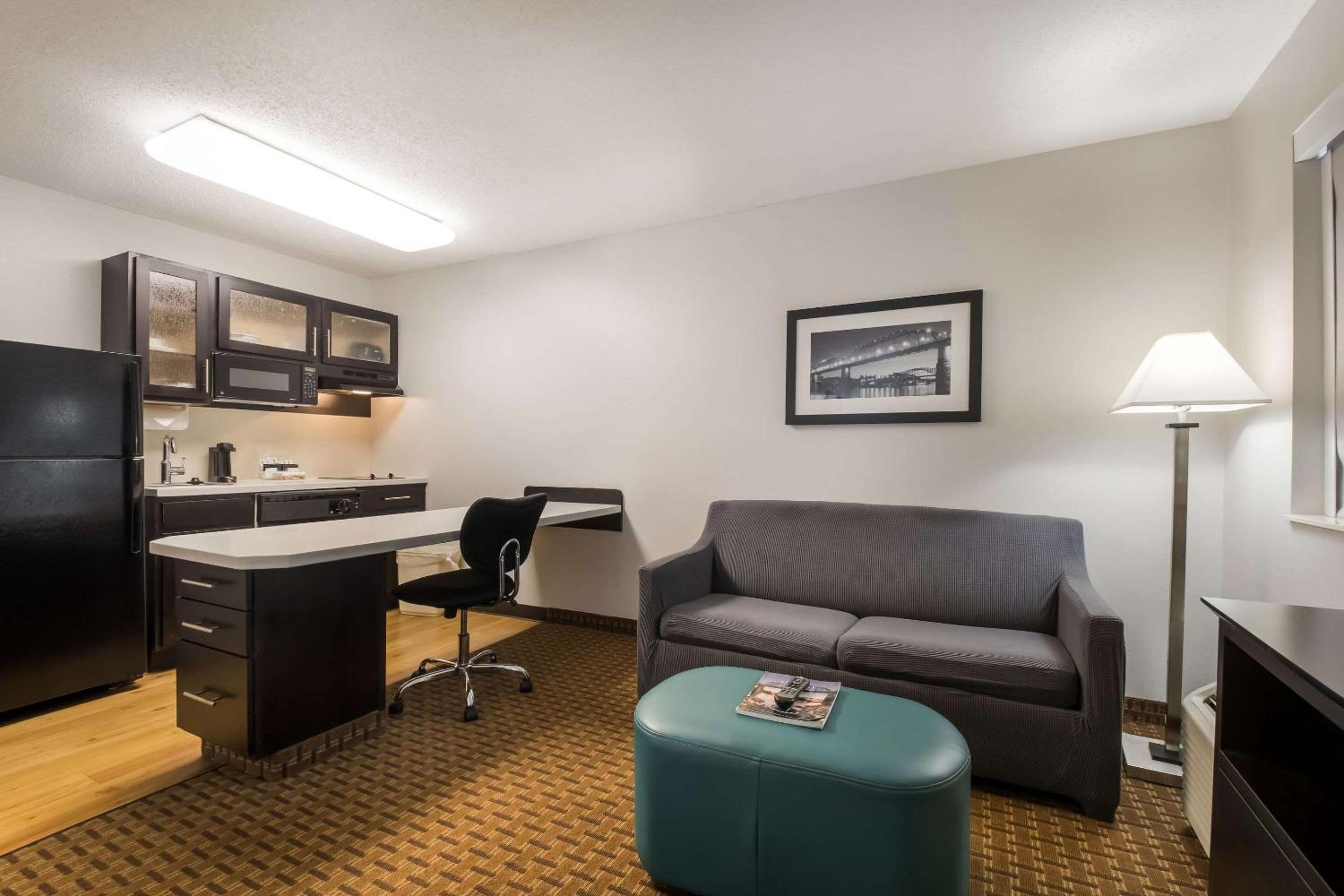 Queen Suite - Non-Smoking photo 3