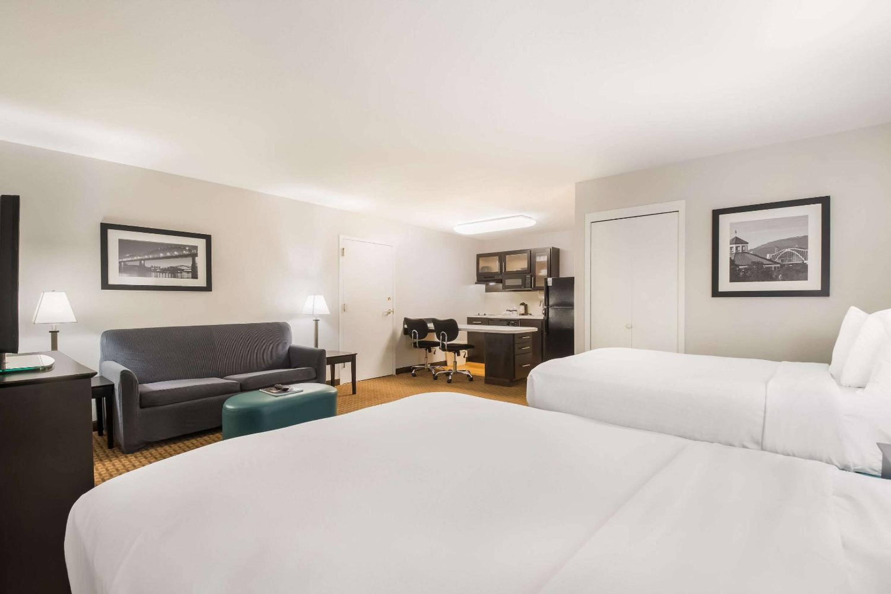 Suite with Two Double Beds - Accessible/Non-Smoking photo 2