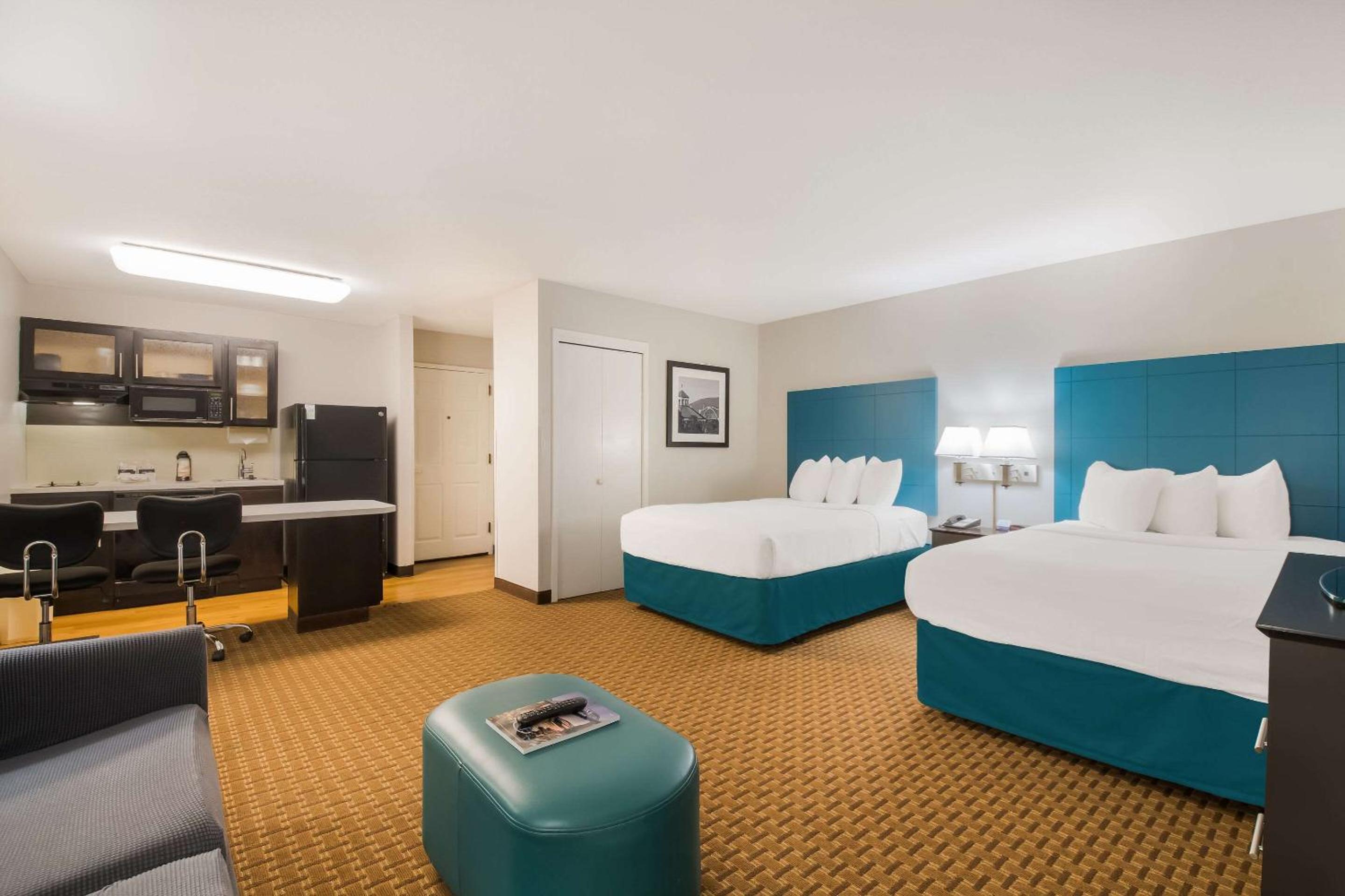 Suite with Two Double Beds - Accessible/Non-Smoking photo 3