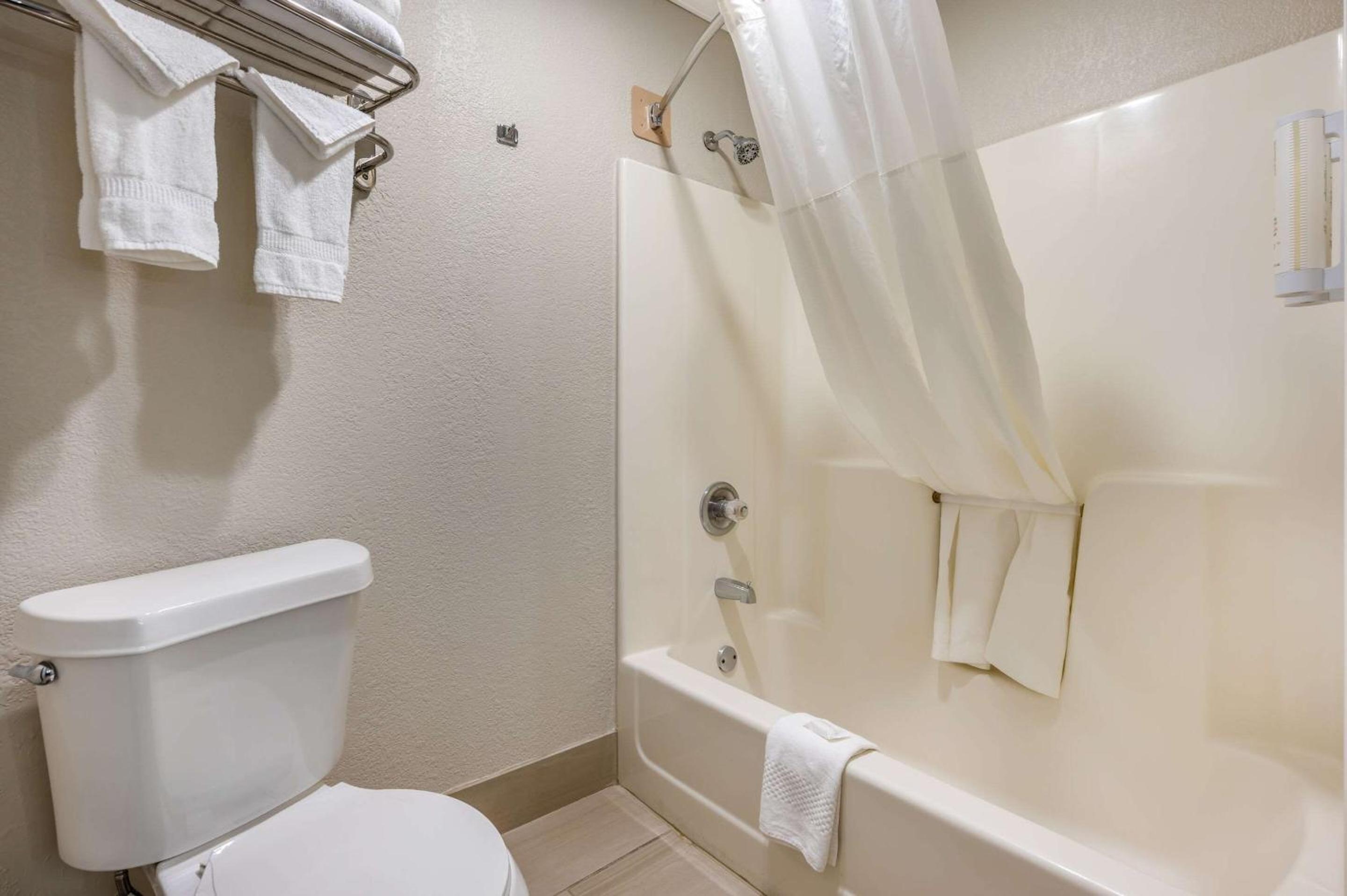 King Room - Non-Smoking - Photo 9
