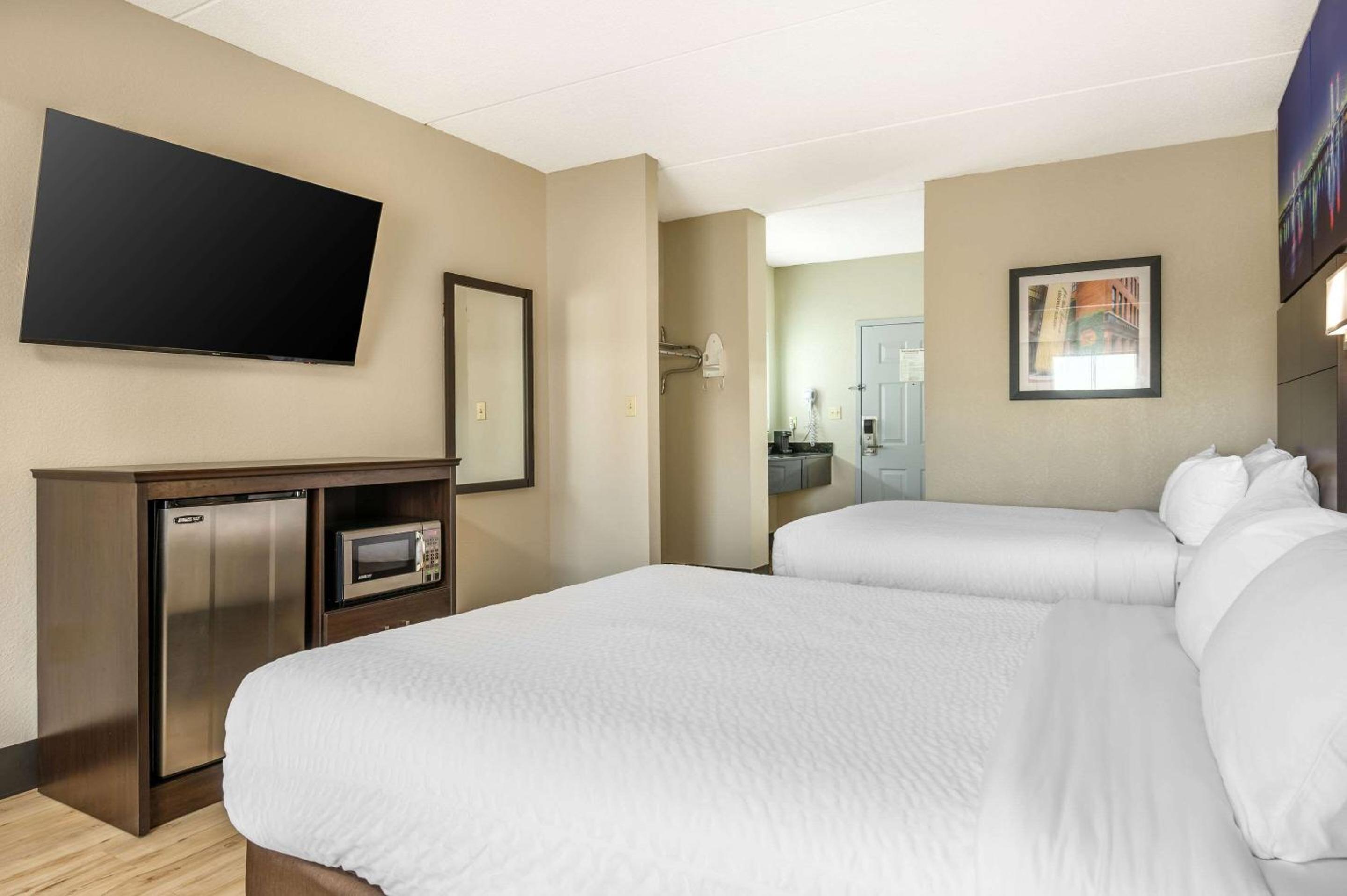 Queen Room with Two Queen Beds - Non-Smoking - Photo 2