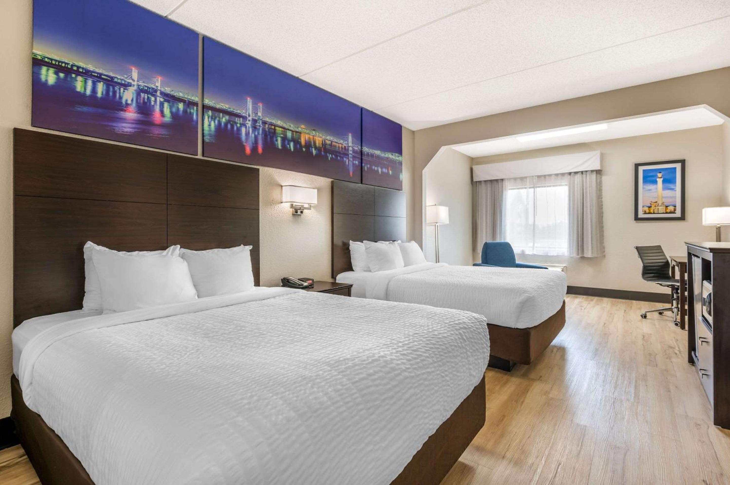 Queen Room with Two Queen Beds - Non-Smoking - Photo 8