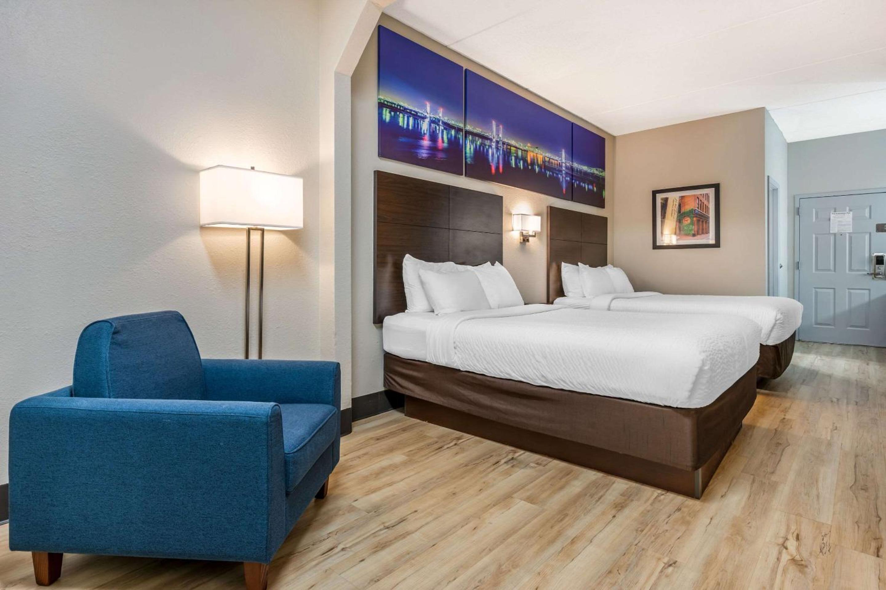 Queen Room with Two Queen Beds - Non-Smoking - Photo 7