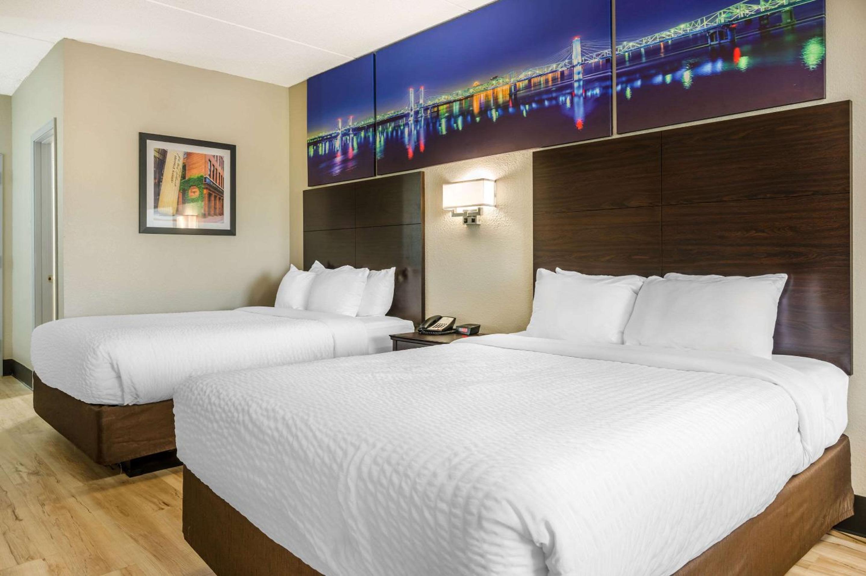 Queen Room with Two Queen Beds - Non-Smoking - Photo 3