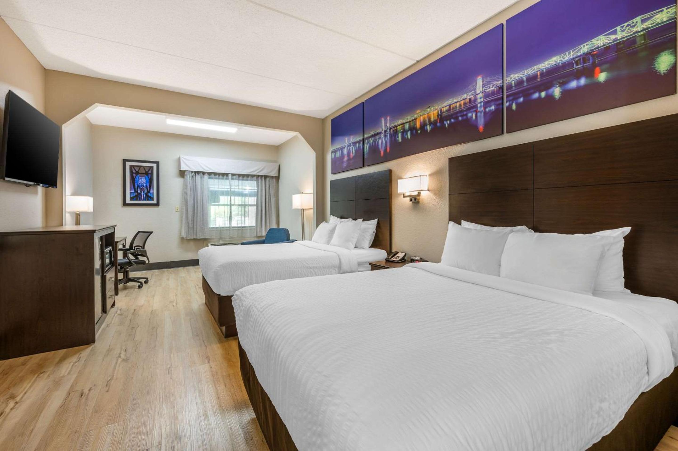 Queen Room with Two Queen Beds - Non-Smoking - Photo 1