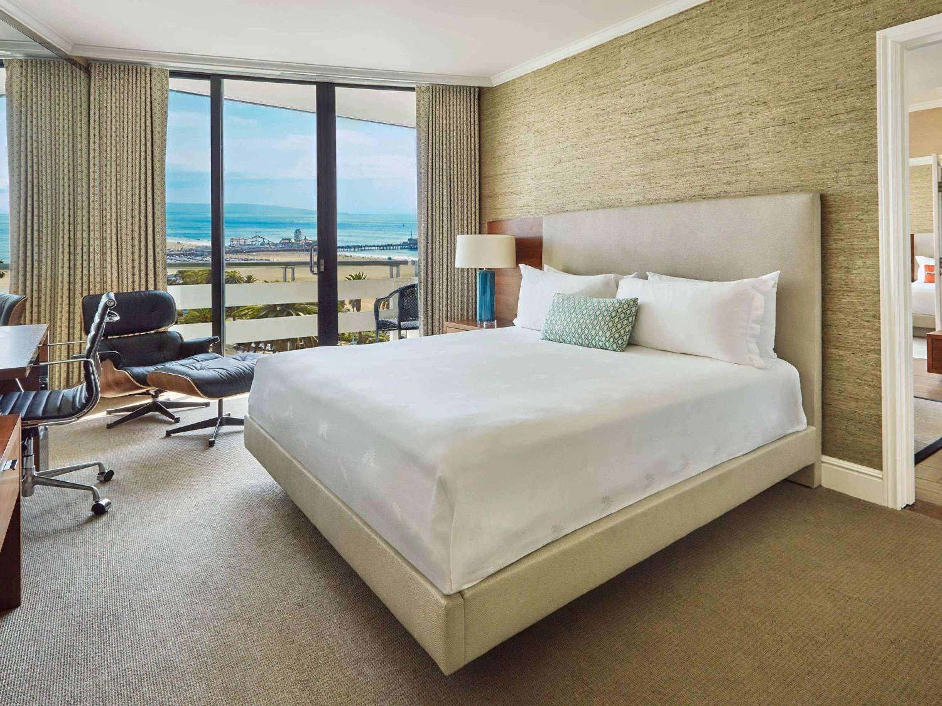 Tower King Suite with Mobility Hearing Accessible/Roll In Shower