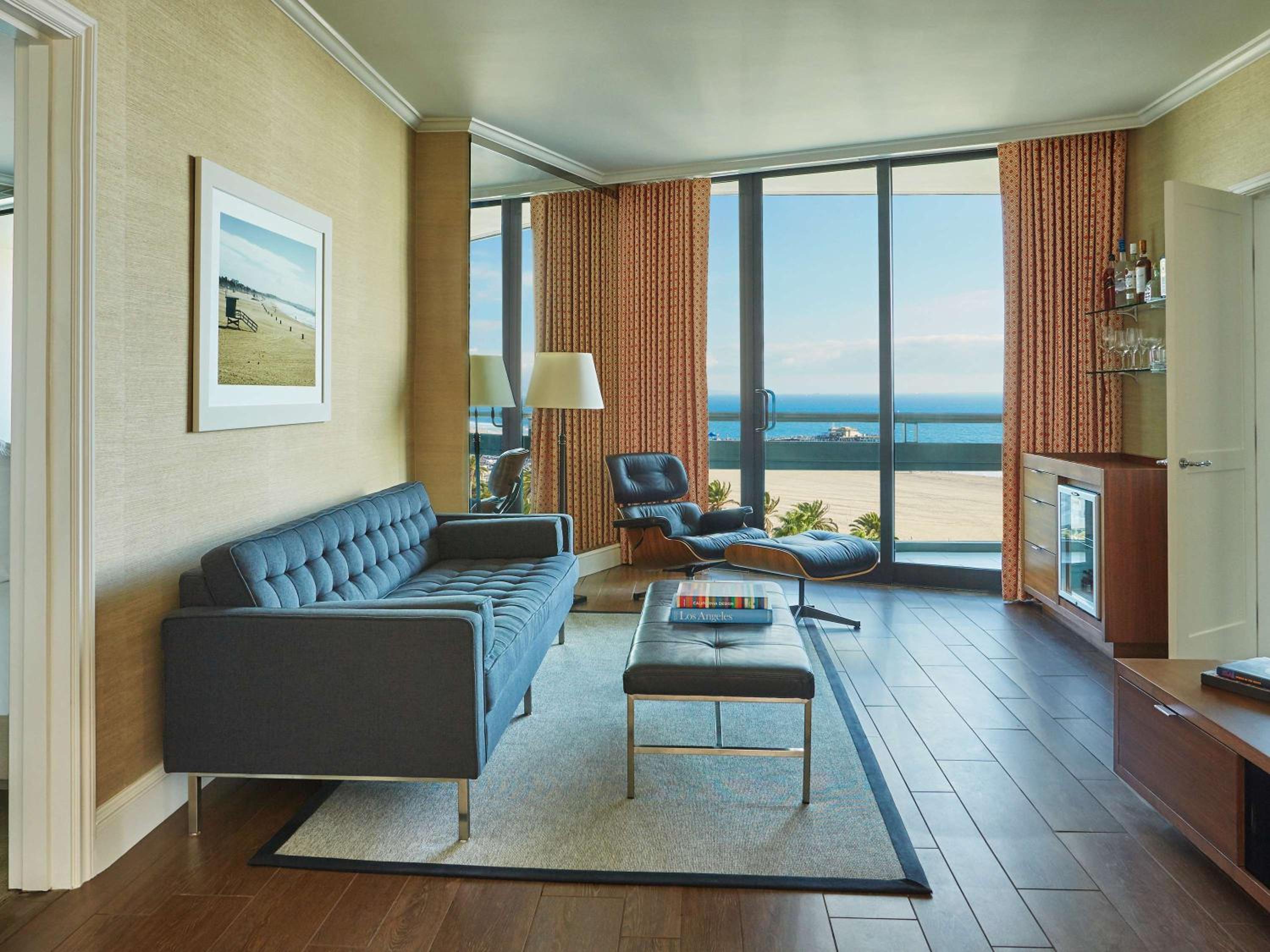 Tower King Suite with Mobility Hearing Accessible/Roll In Shower