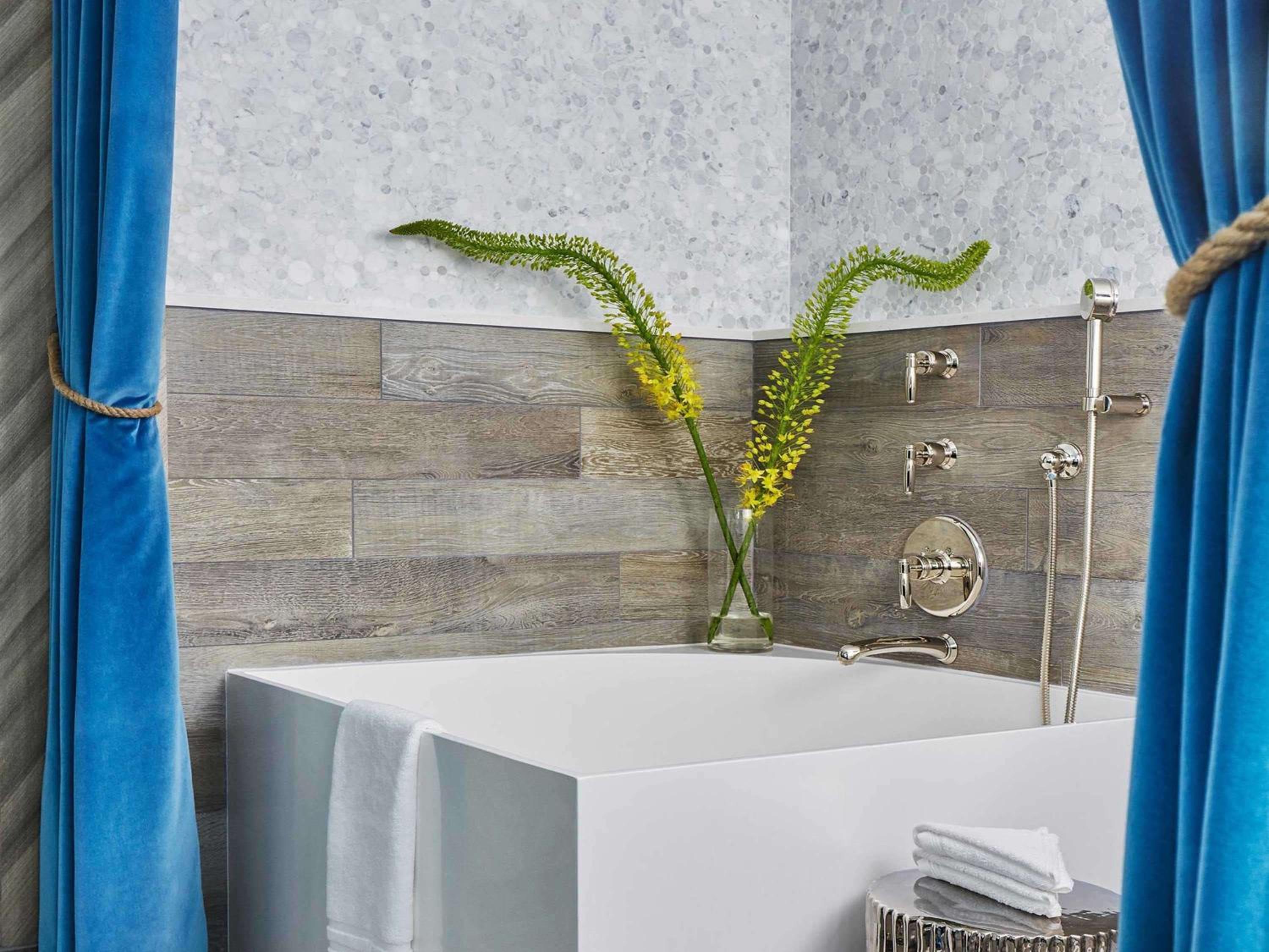 Bi-Level Bungalow King Suite thumbnail 6