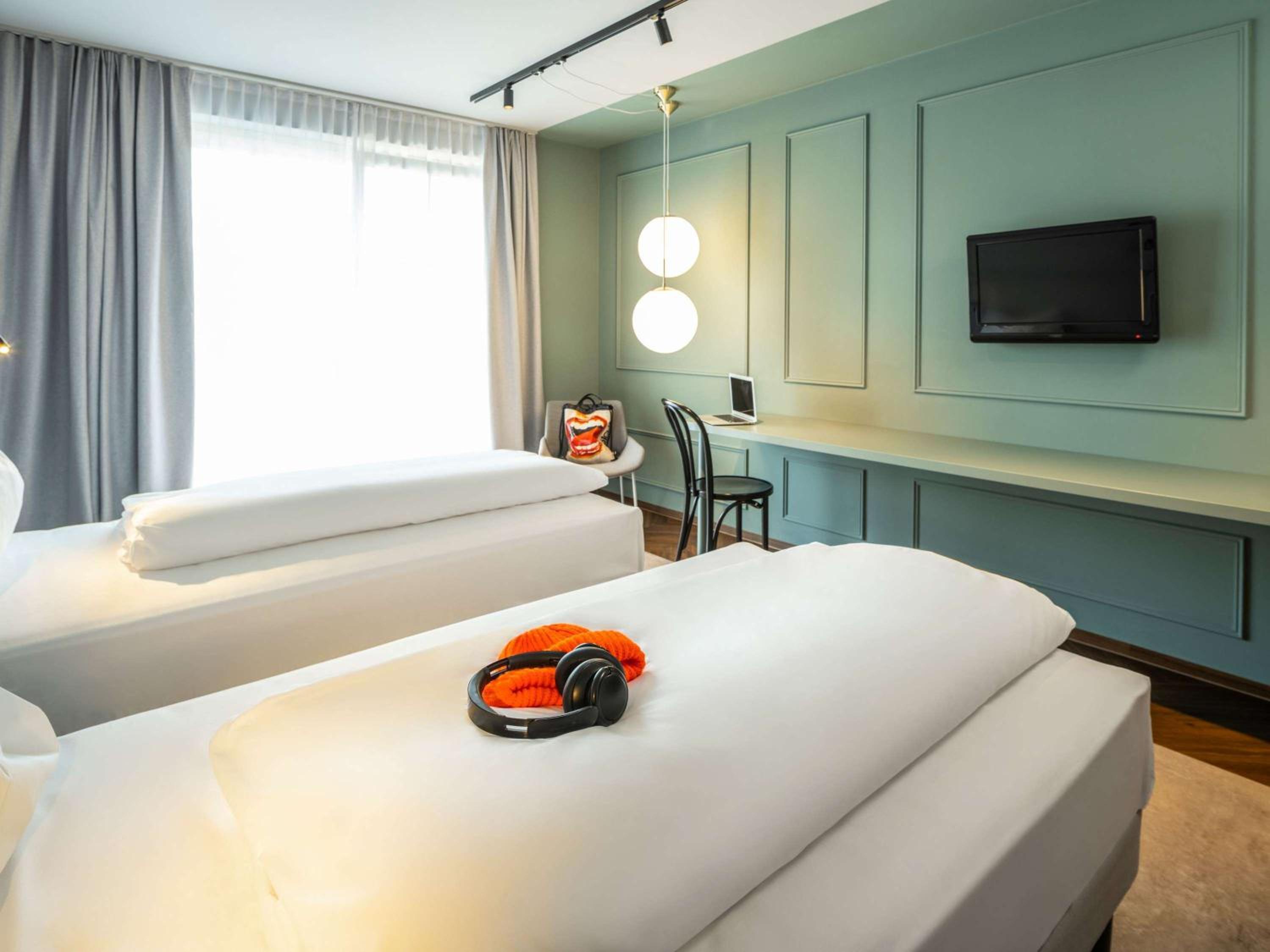 Standard Twin Room - Photo 4