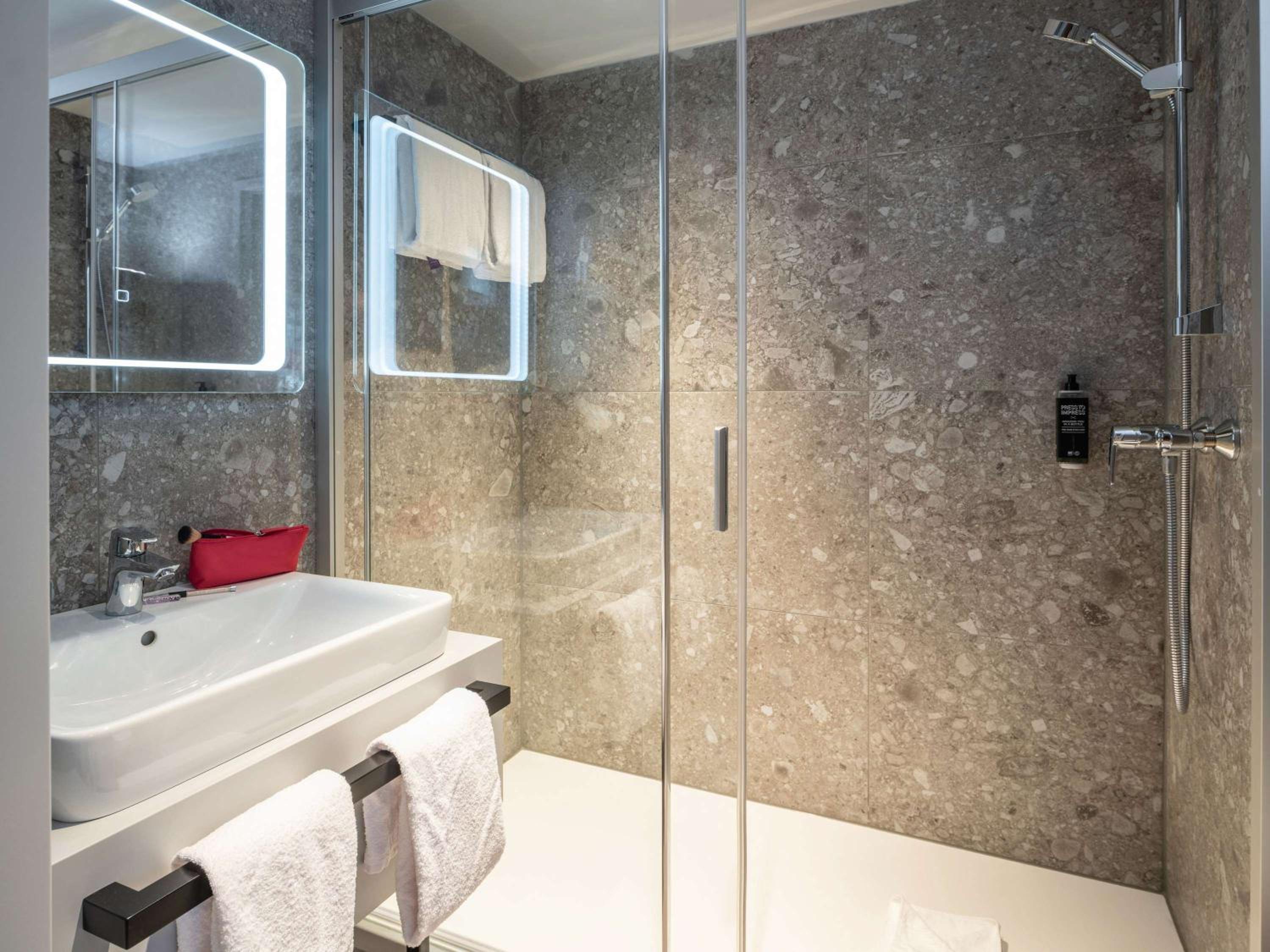 Standard Twin Room - Photo 2