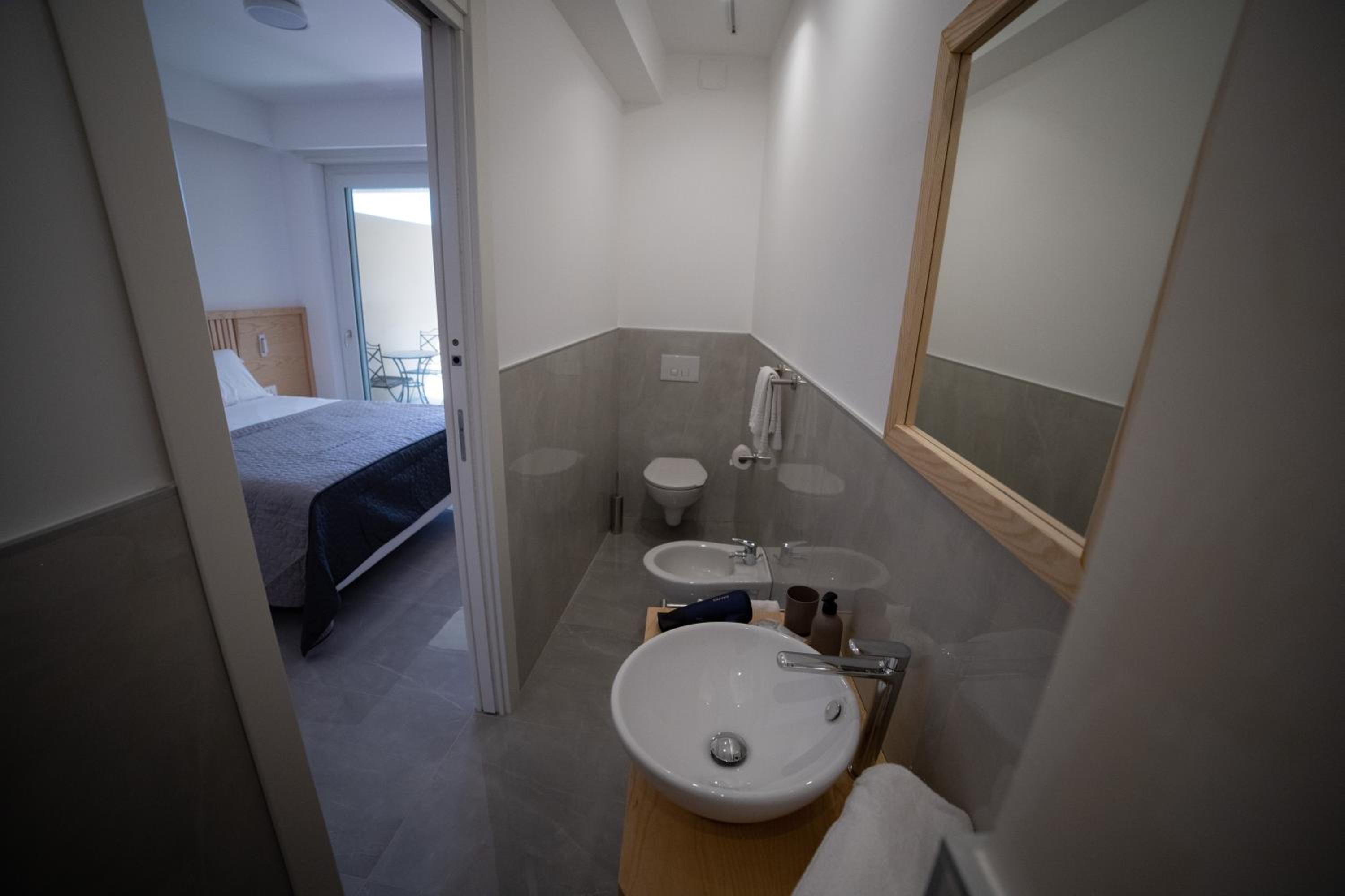 Double Room - Photo 15