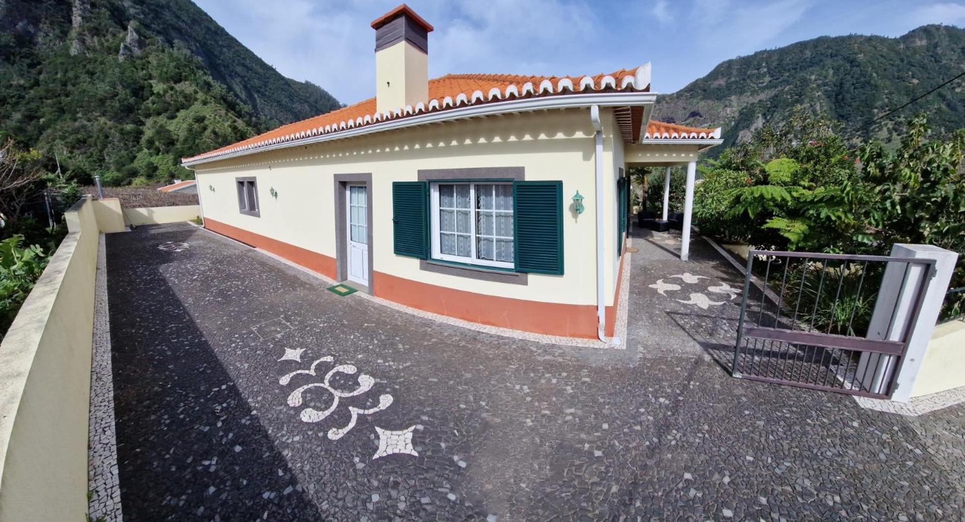 Three-Bedroom House photo 2