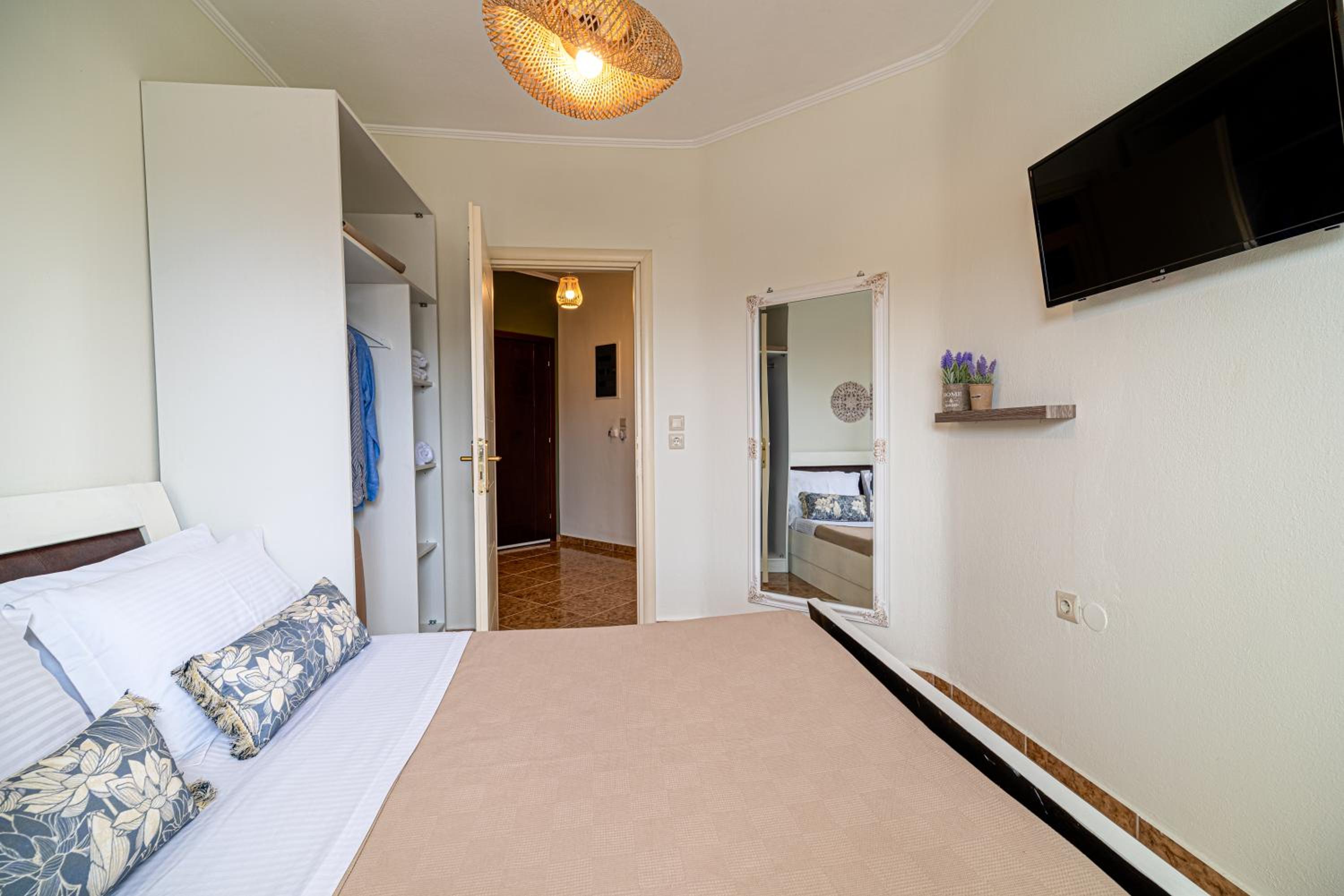 One-Bedroom Apartment photo 2