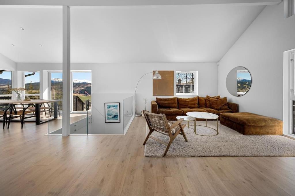 Five-Bedroom House photo 1