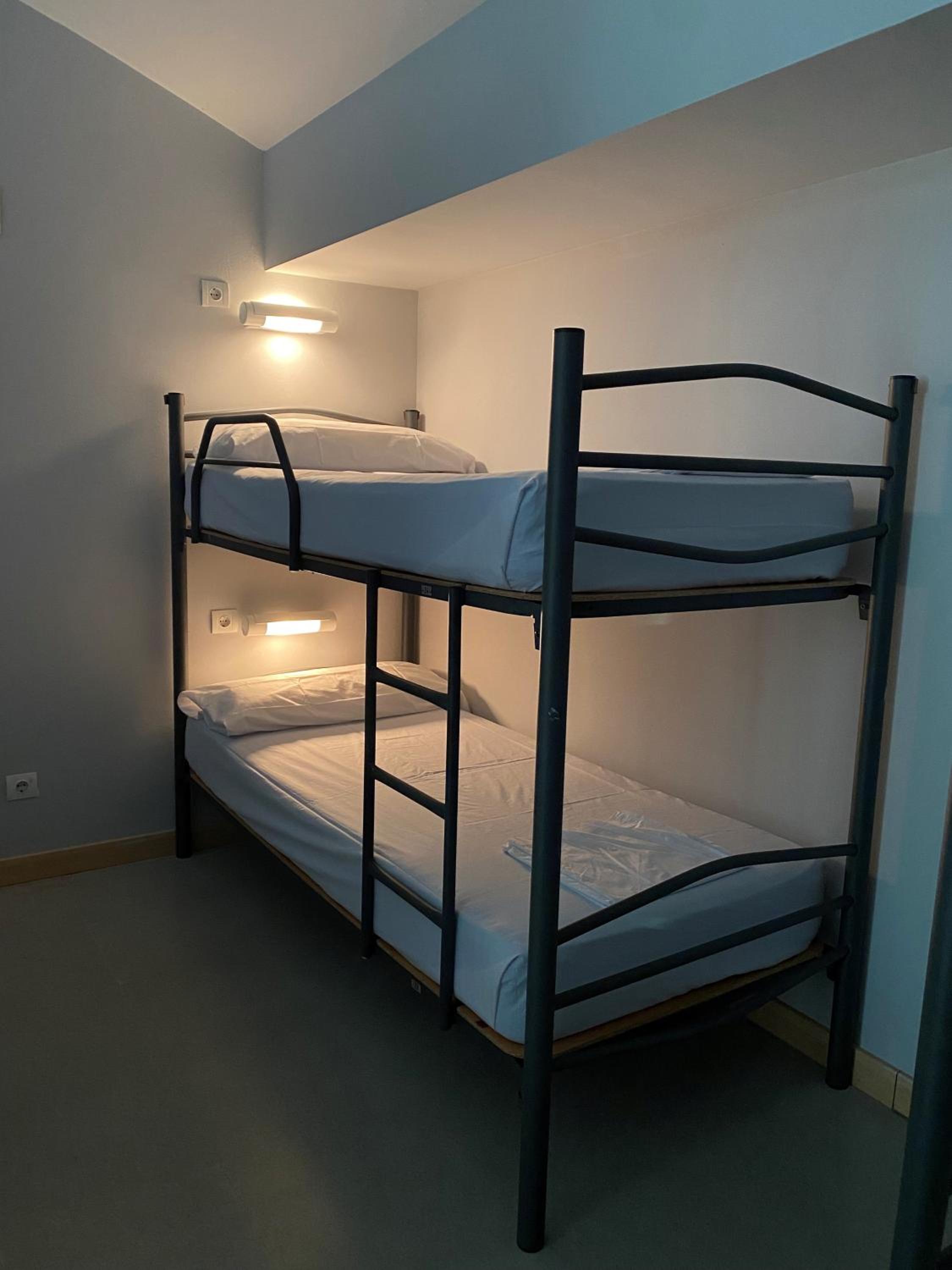 Bed in 20-Bed Mixed Dormitory Room with Shared Bathroom photo 3