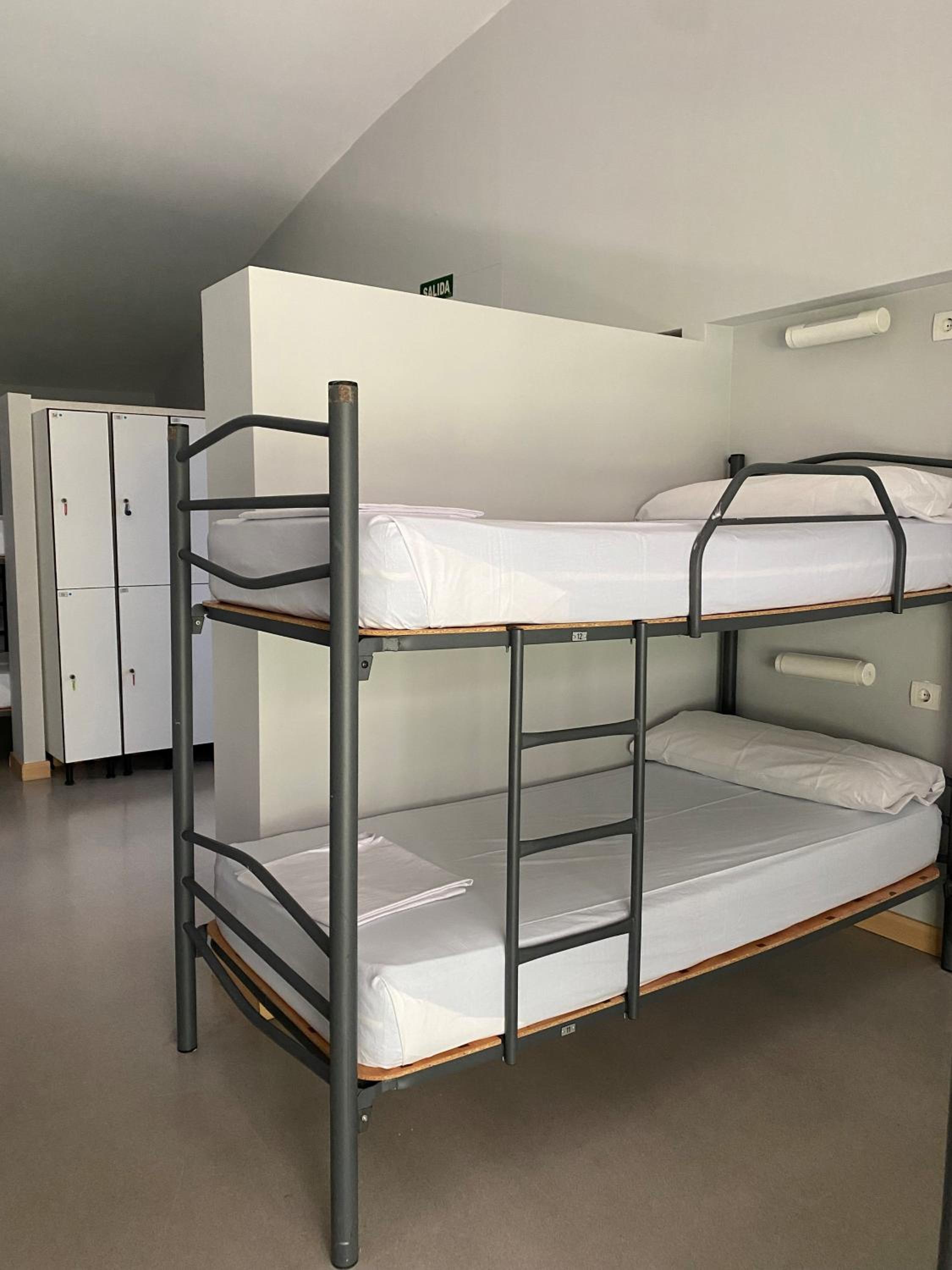 Cama en Habitación Compartida Mixta de 20 Camas con Baño Compartido