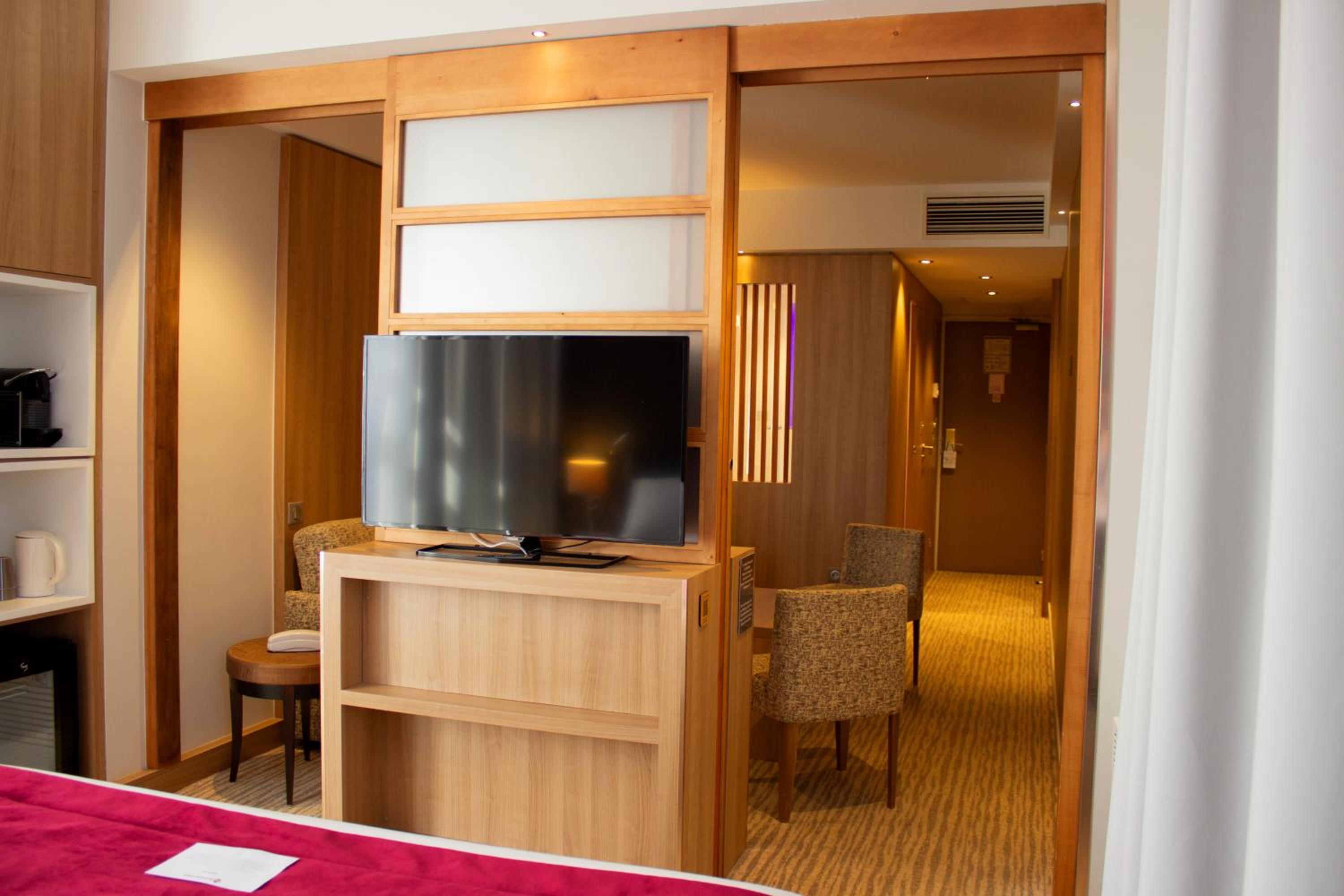 Suite Junior with King Bed thumbnail 5