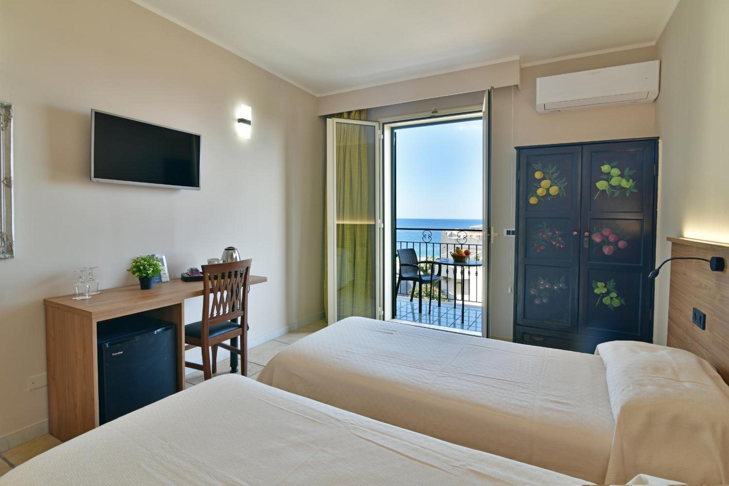 Superior Double or Twin Room with Sea View photo 2