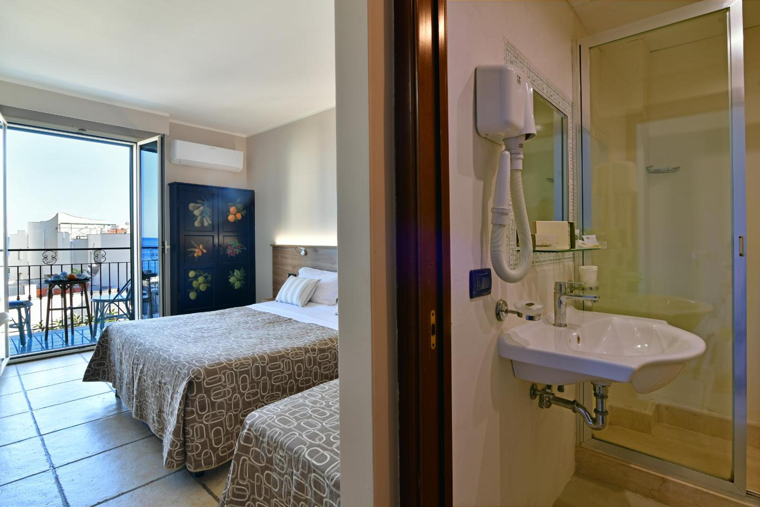 Superior Double or Twin Room with Sea View photo 3