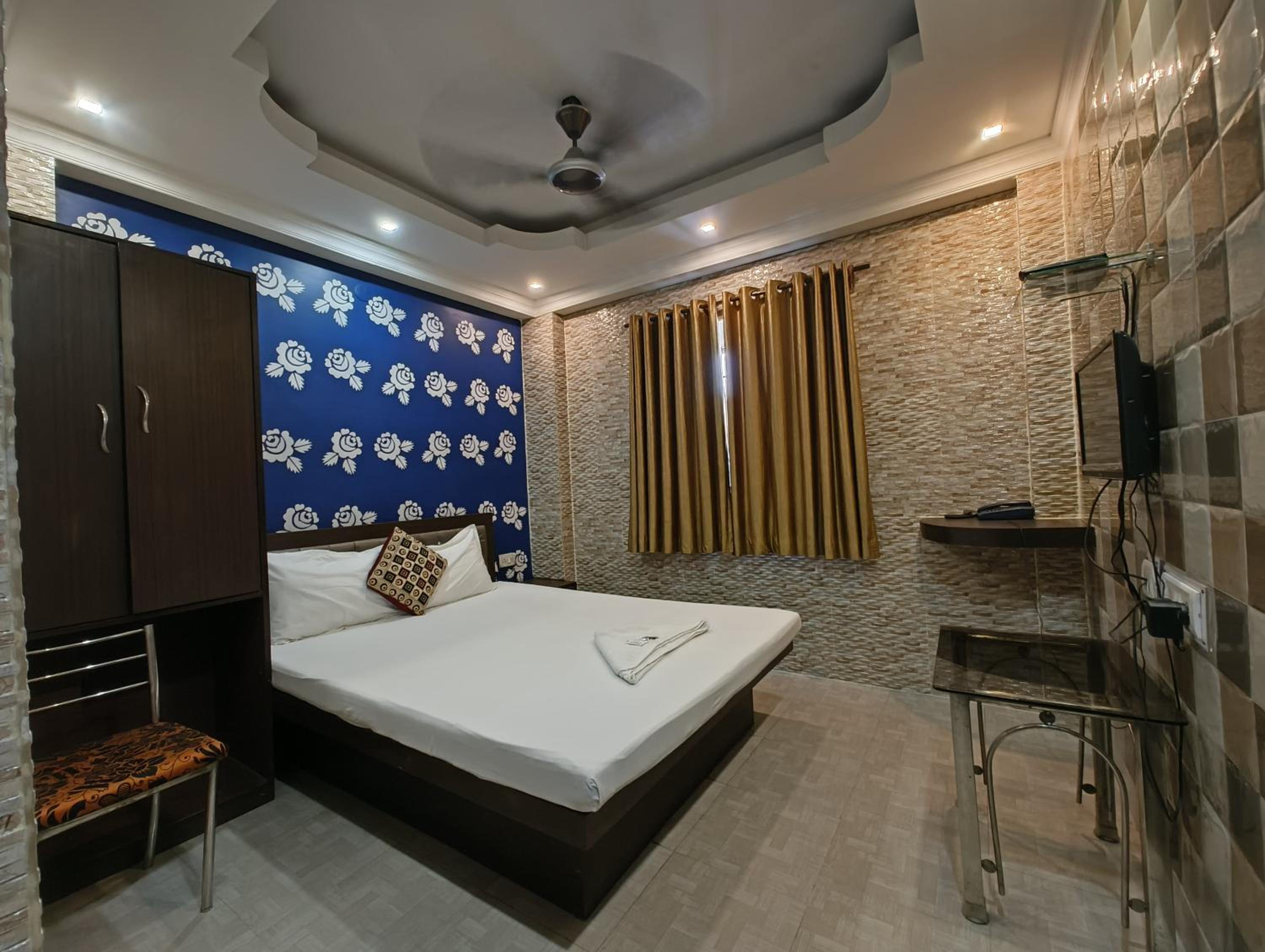 Deluxe Double Room (2 Adults + 1 Child) - Photo 1