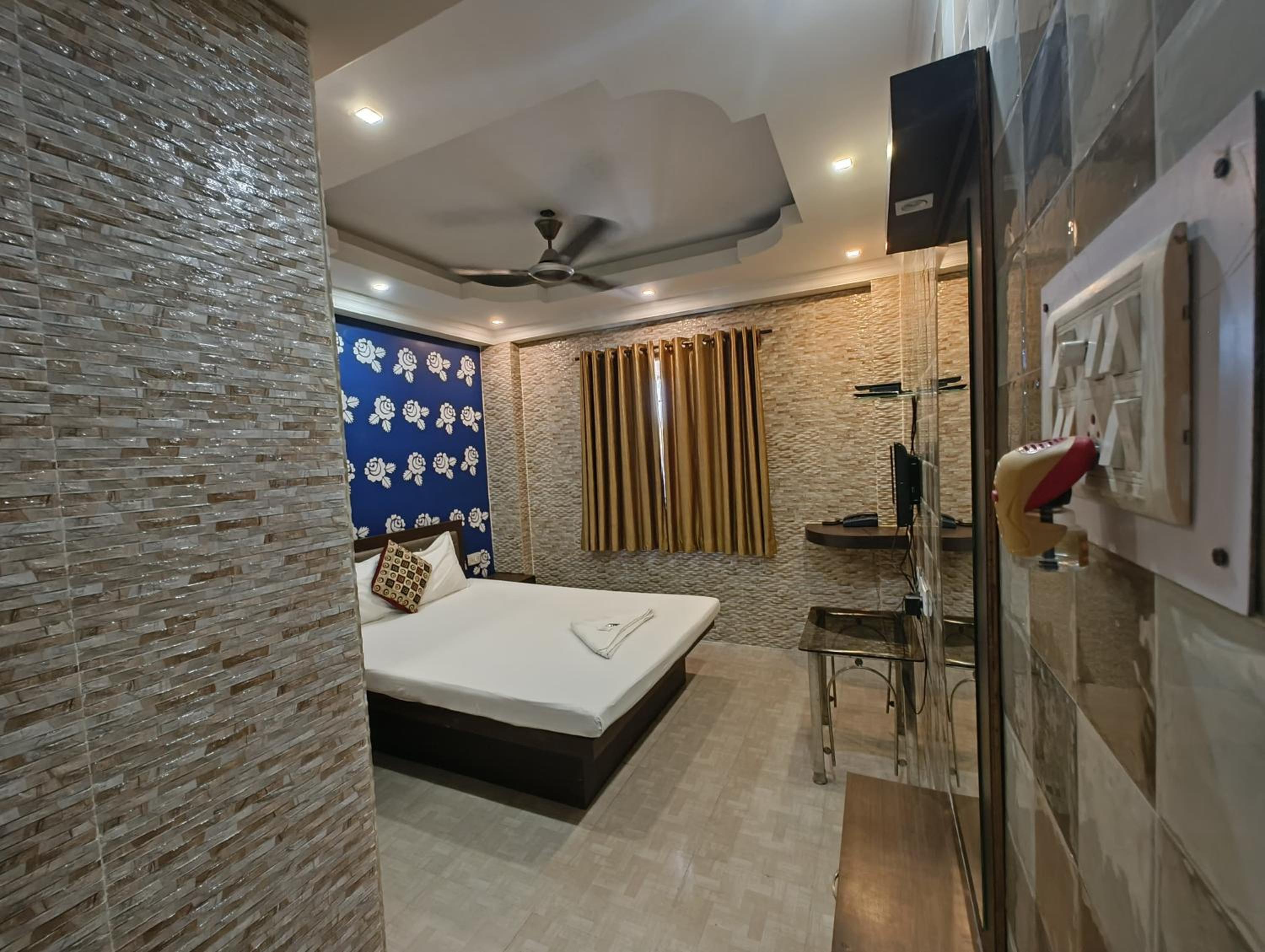 Deluxe Double Room (2 Adults + 1 Child) - Photo 2
