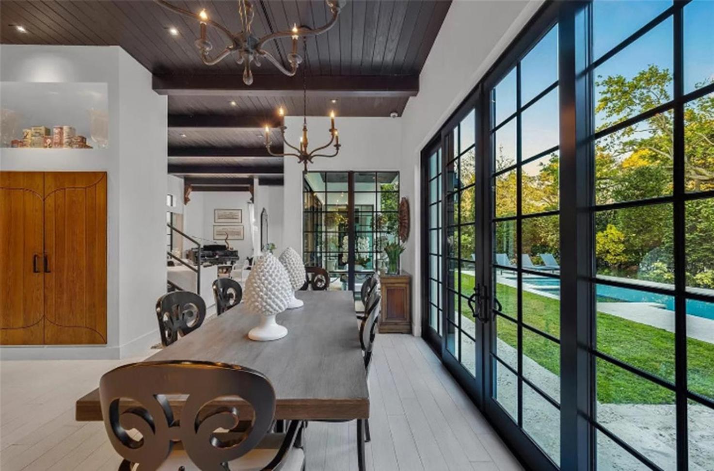 Four-Bedroom Vacation Home photo 2