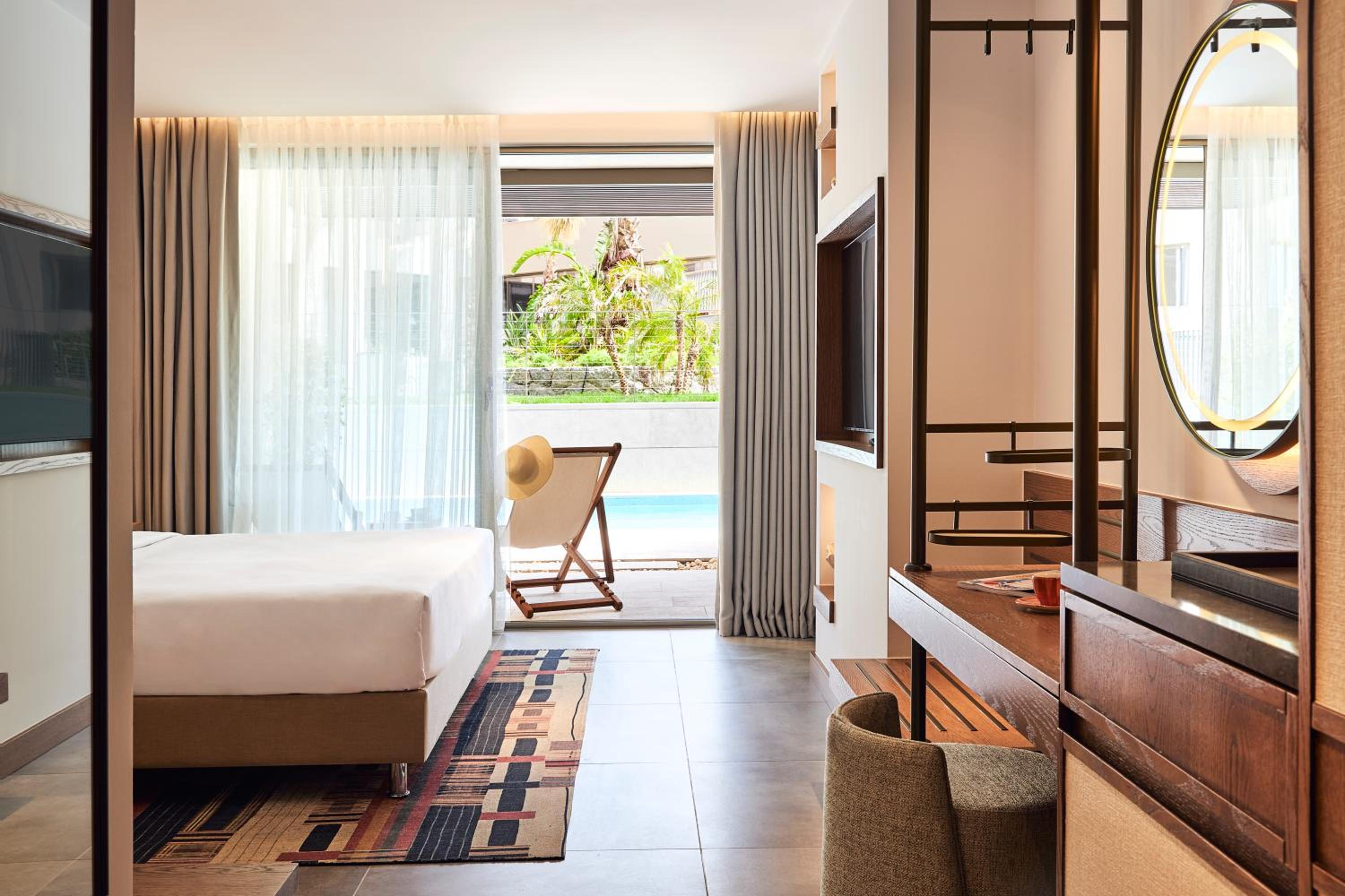 Platinum Swim Up King Room with Pool View