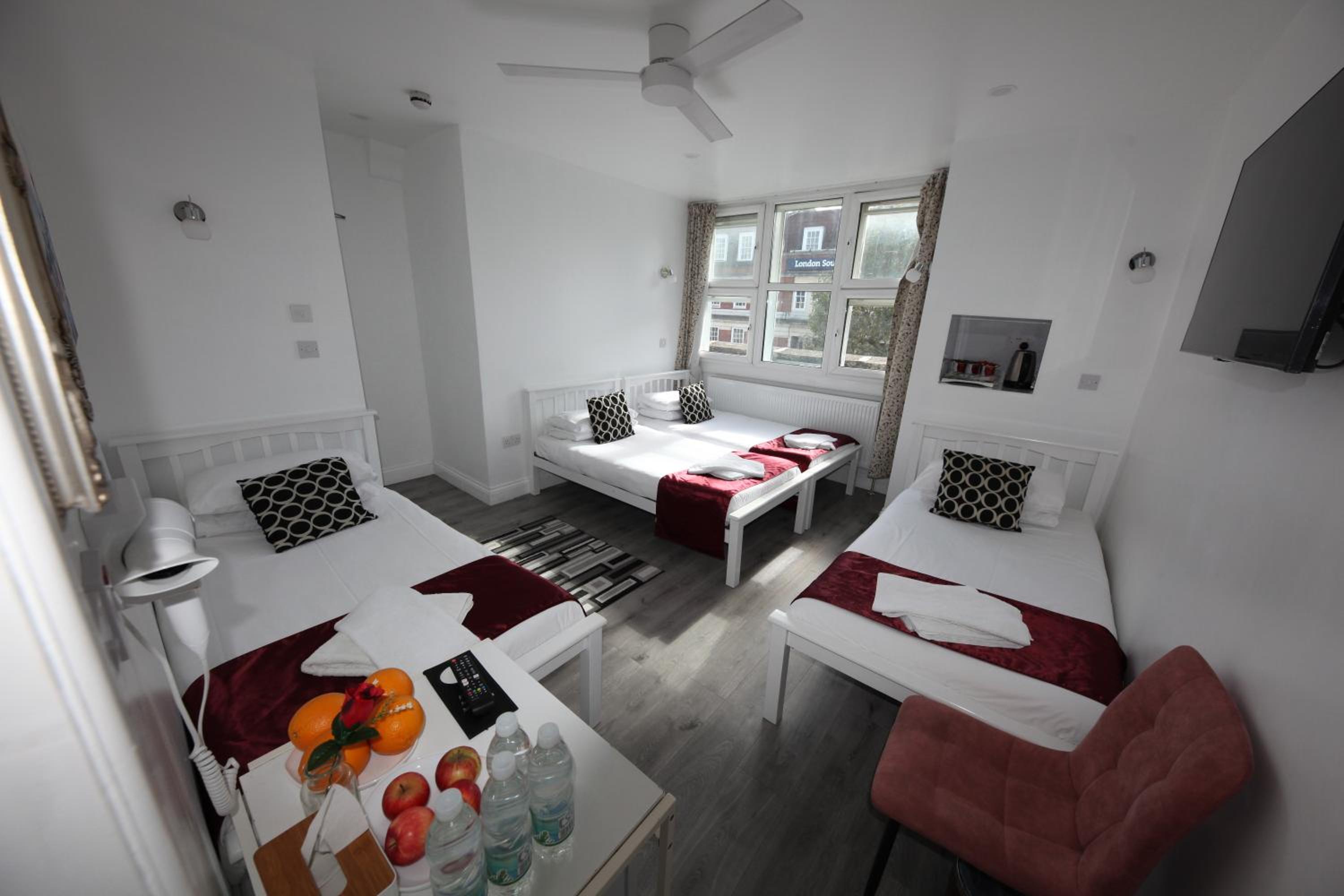 Quadruple Room with Private Bathroom photo 3