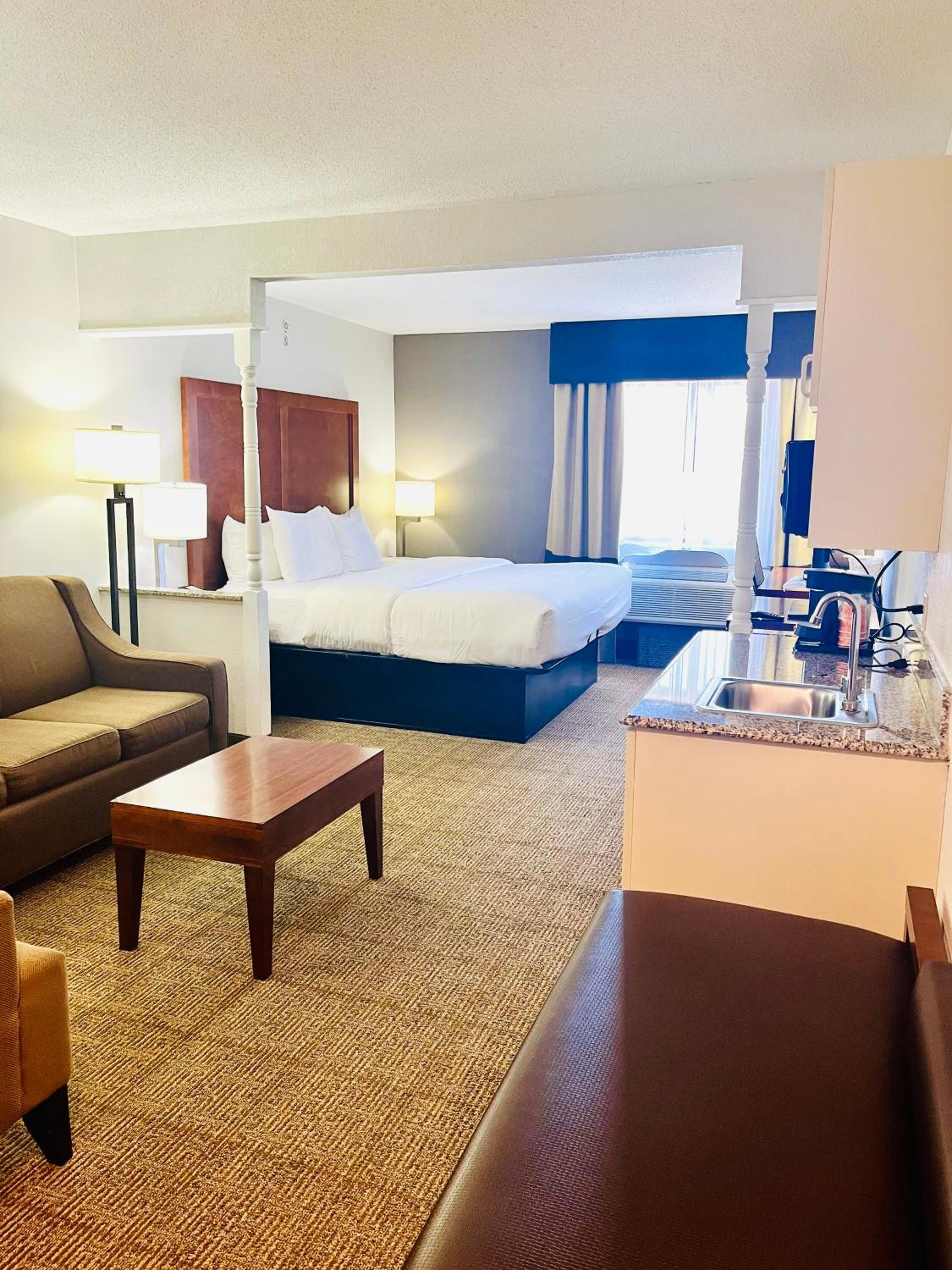 King Suite - Non-Smoking - Photo 1