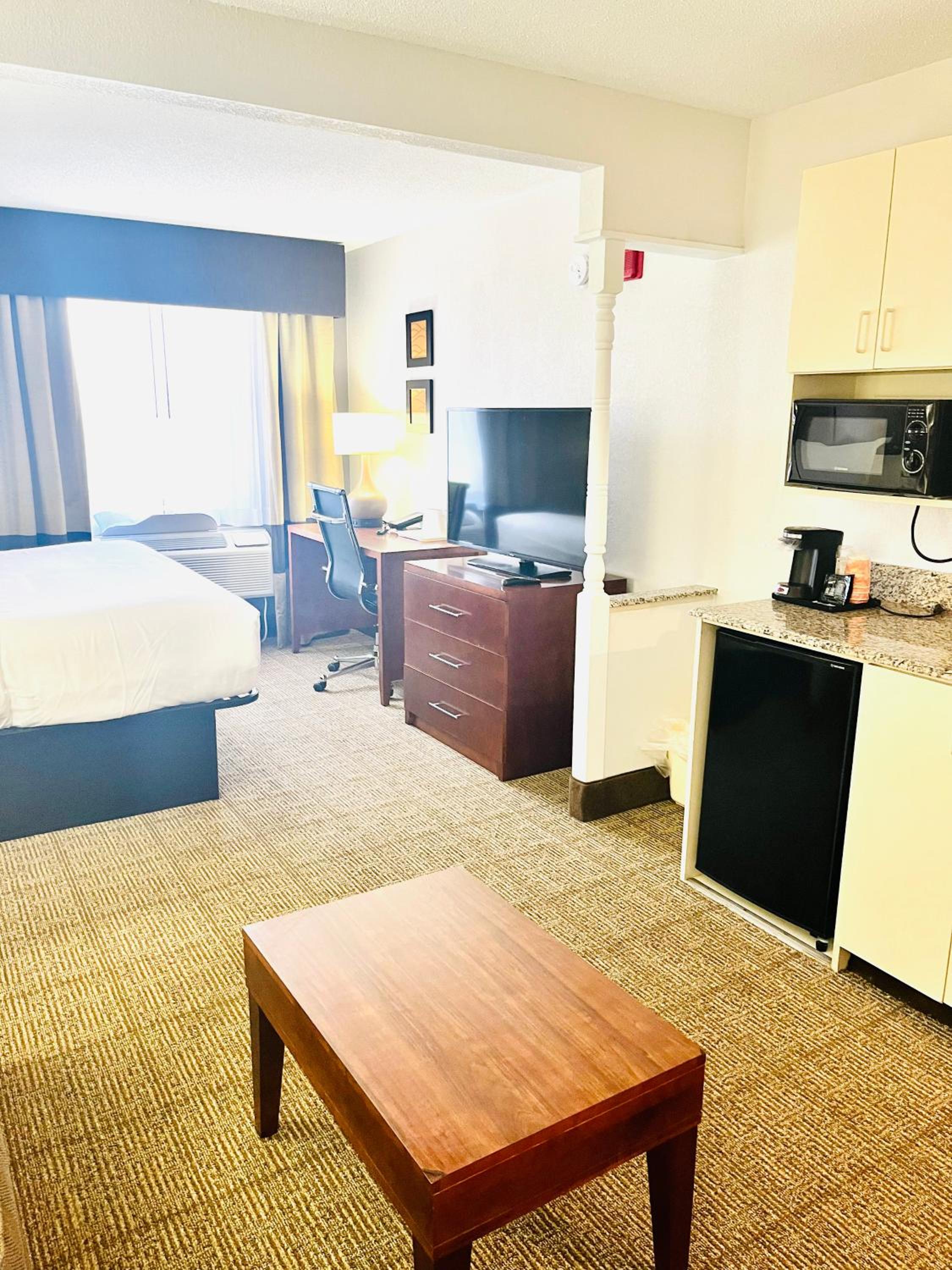 King Suite - Non-Smoking - Photo 4