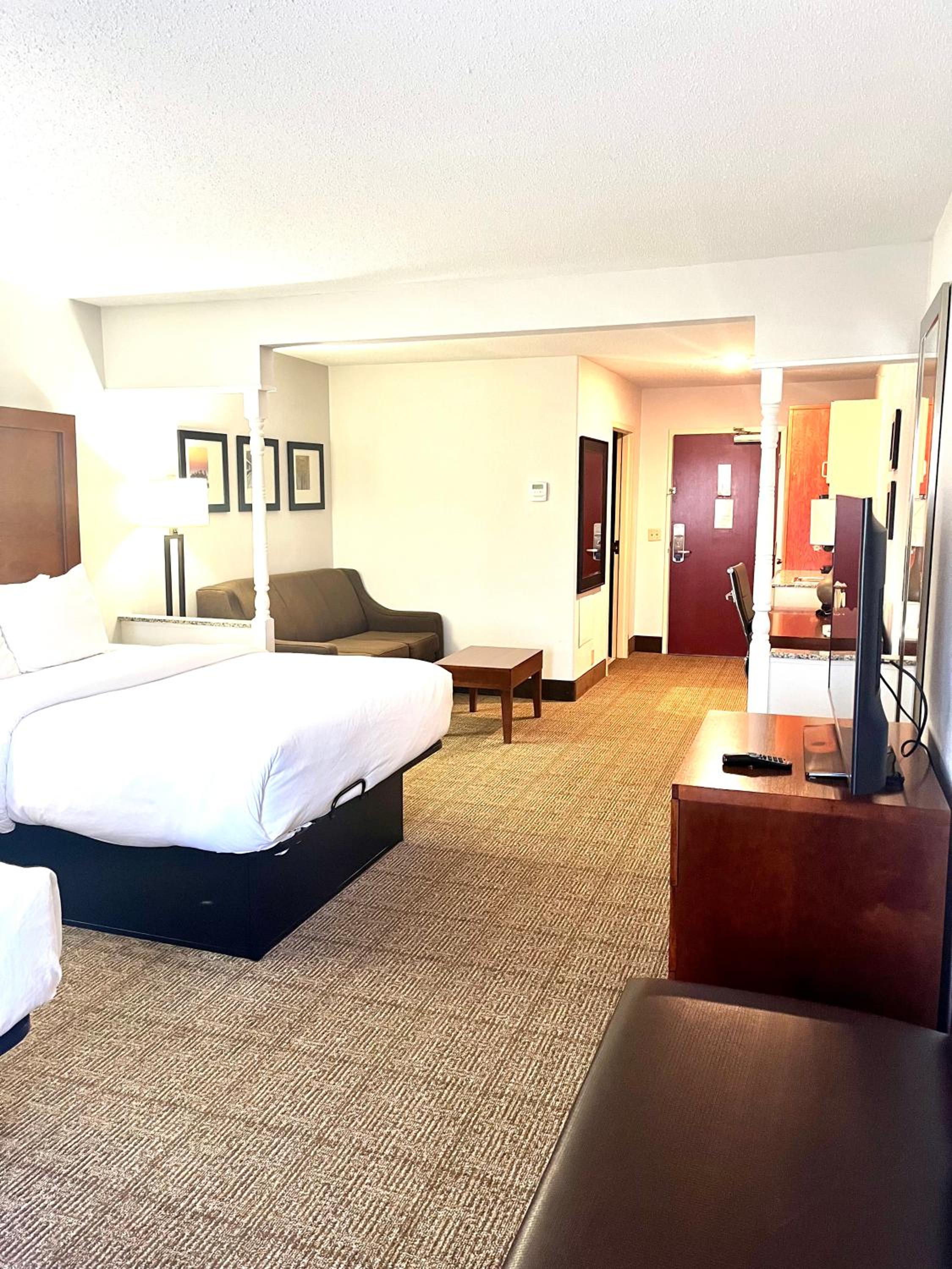 Queen Suite with Two Queen Beds - Non-Smoking - Photo 4