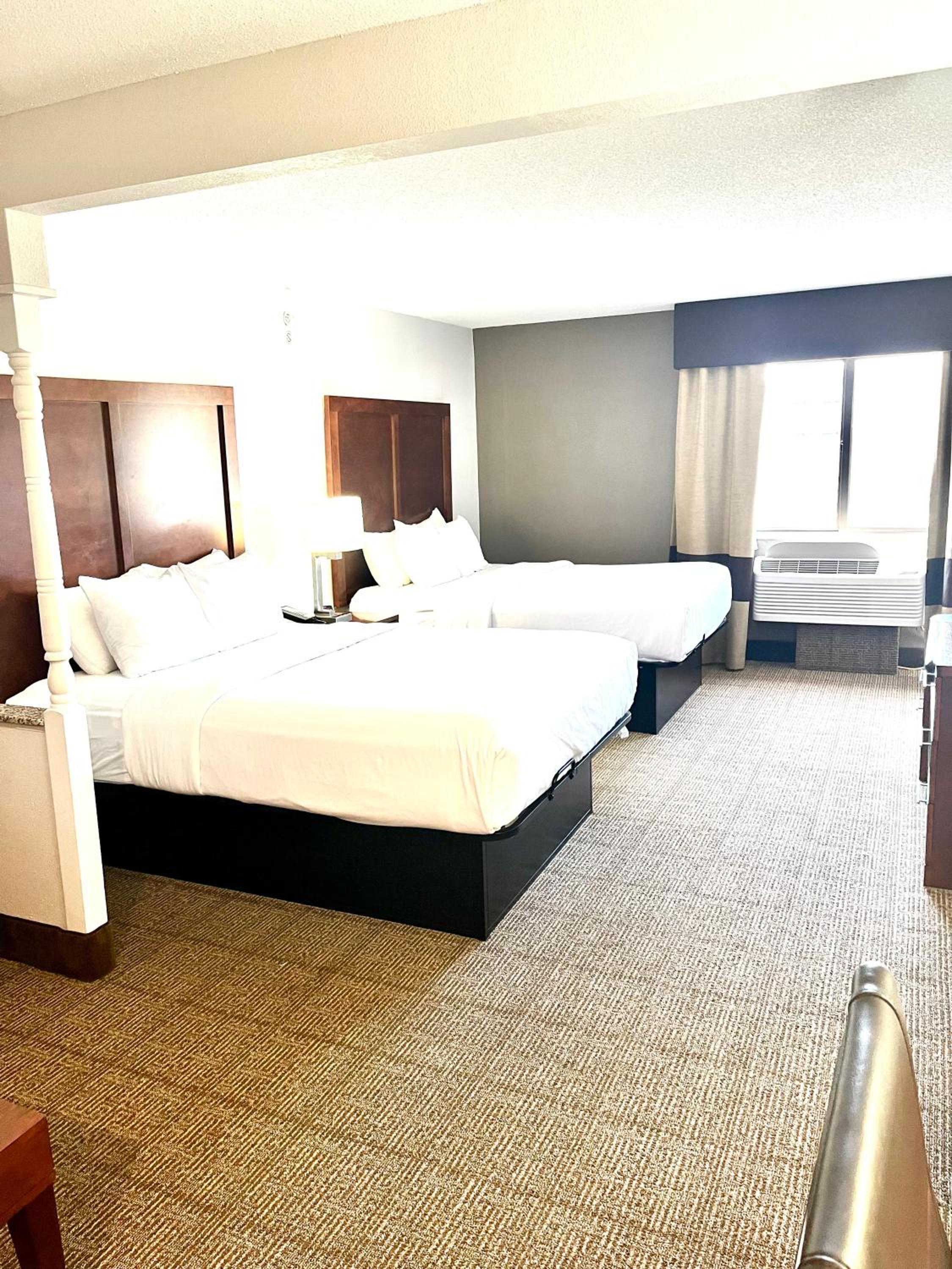 Queen Suite with Two Queen Beds - Non-Smoking - Photo 2