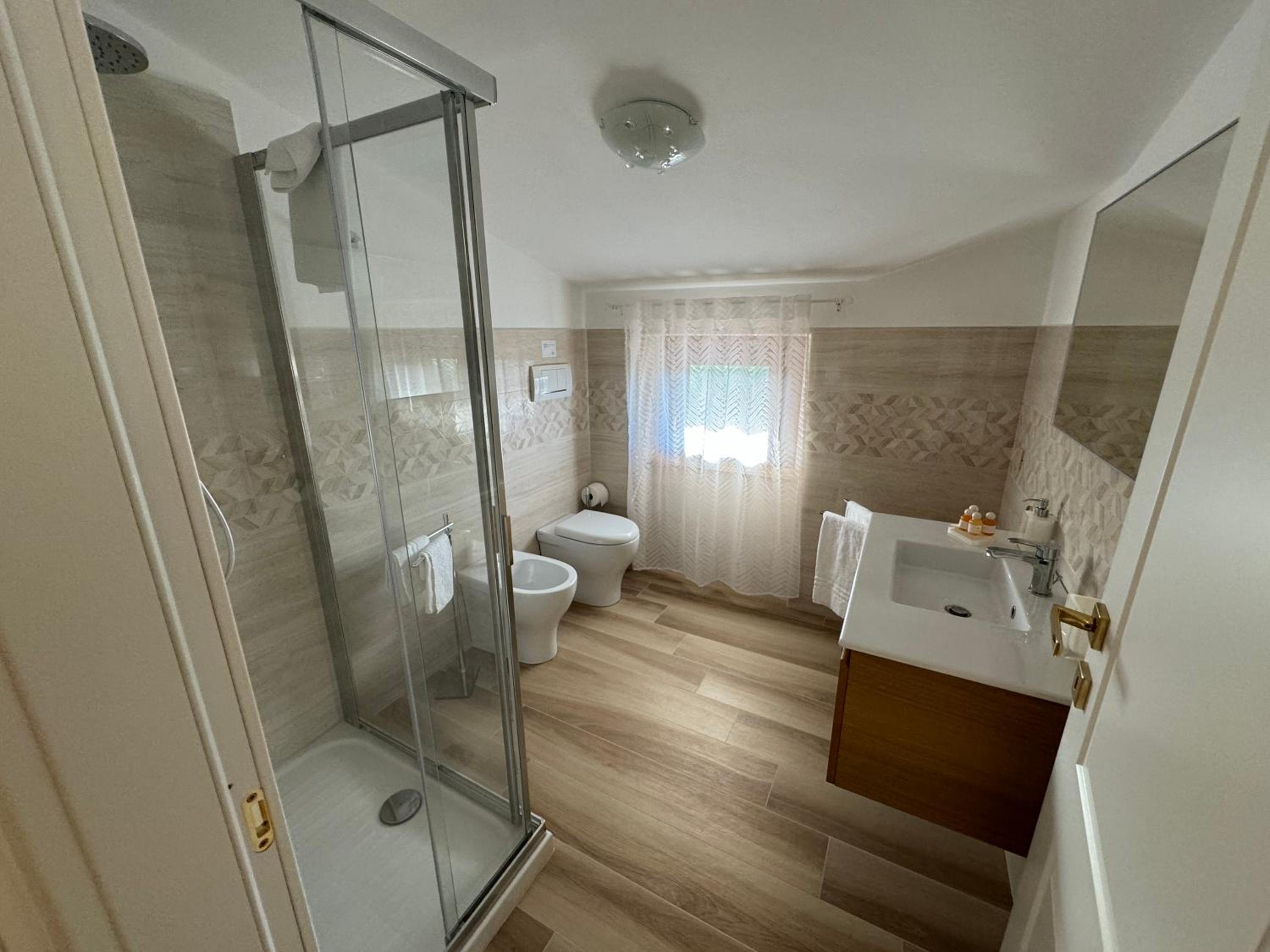 Deluxe Suite with Spa Bath photo 2