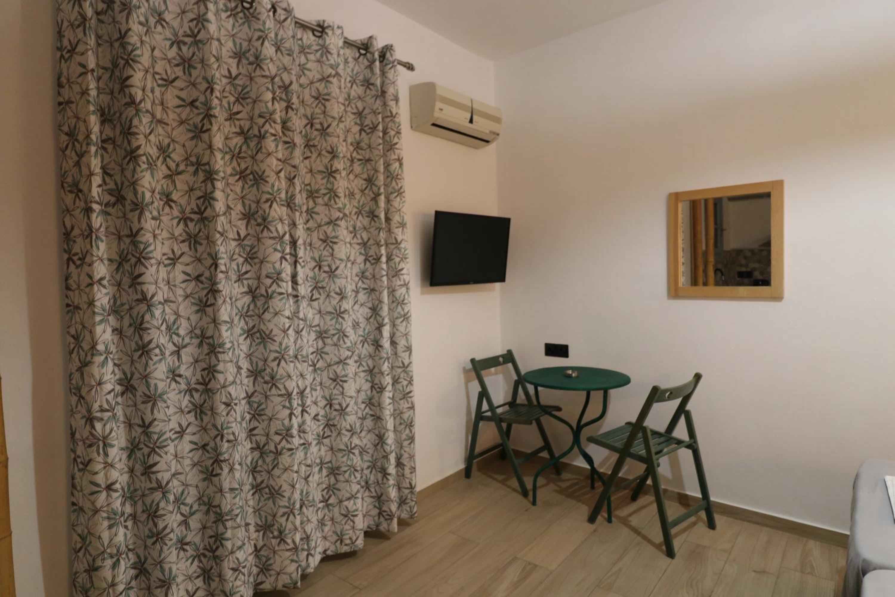 Double Room with Balcony and Sea View - Photo 8
