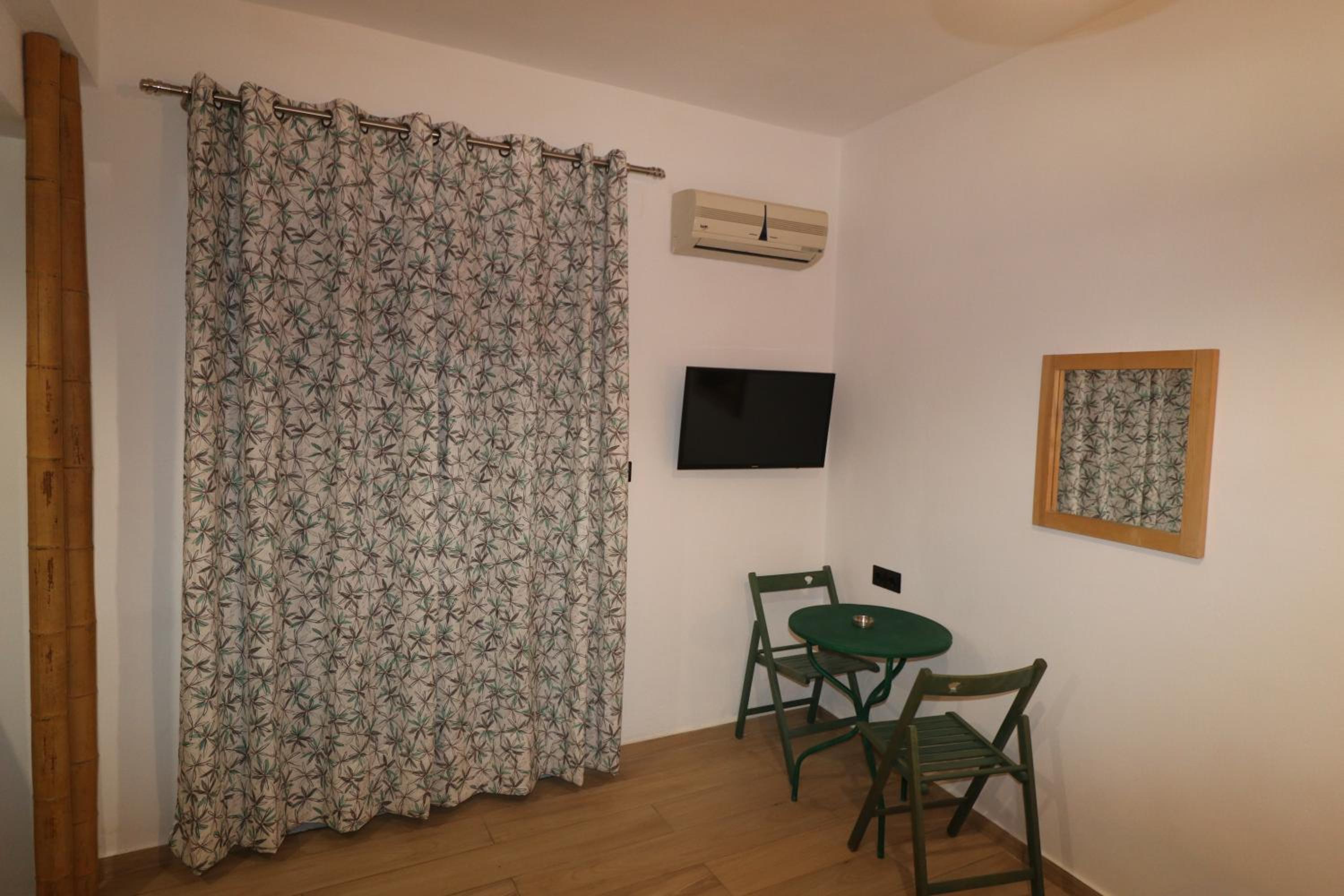 Double Room with Balcony and Sea View - Photo 12