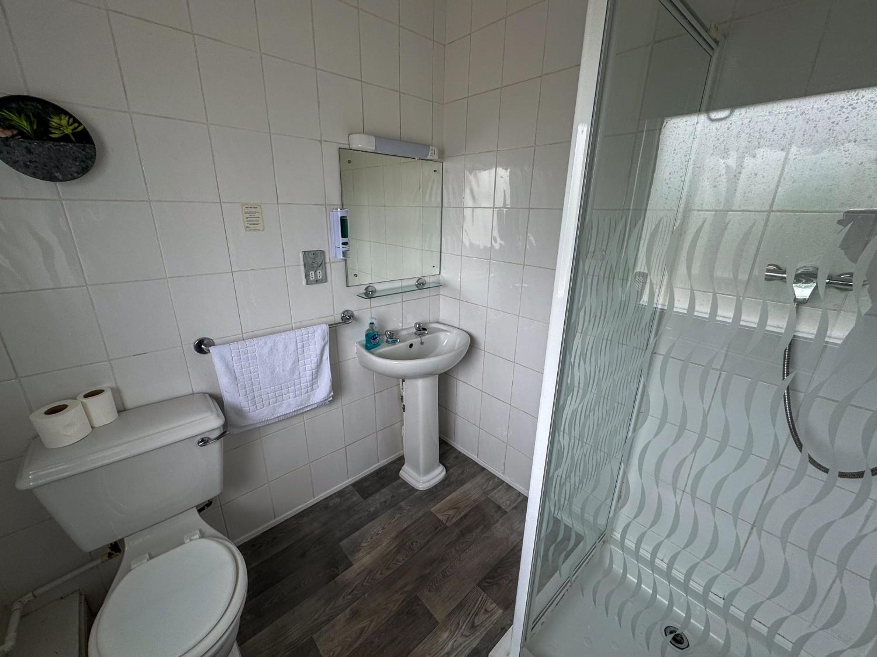 Double Room with Private Bathroom - Photo 2