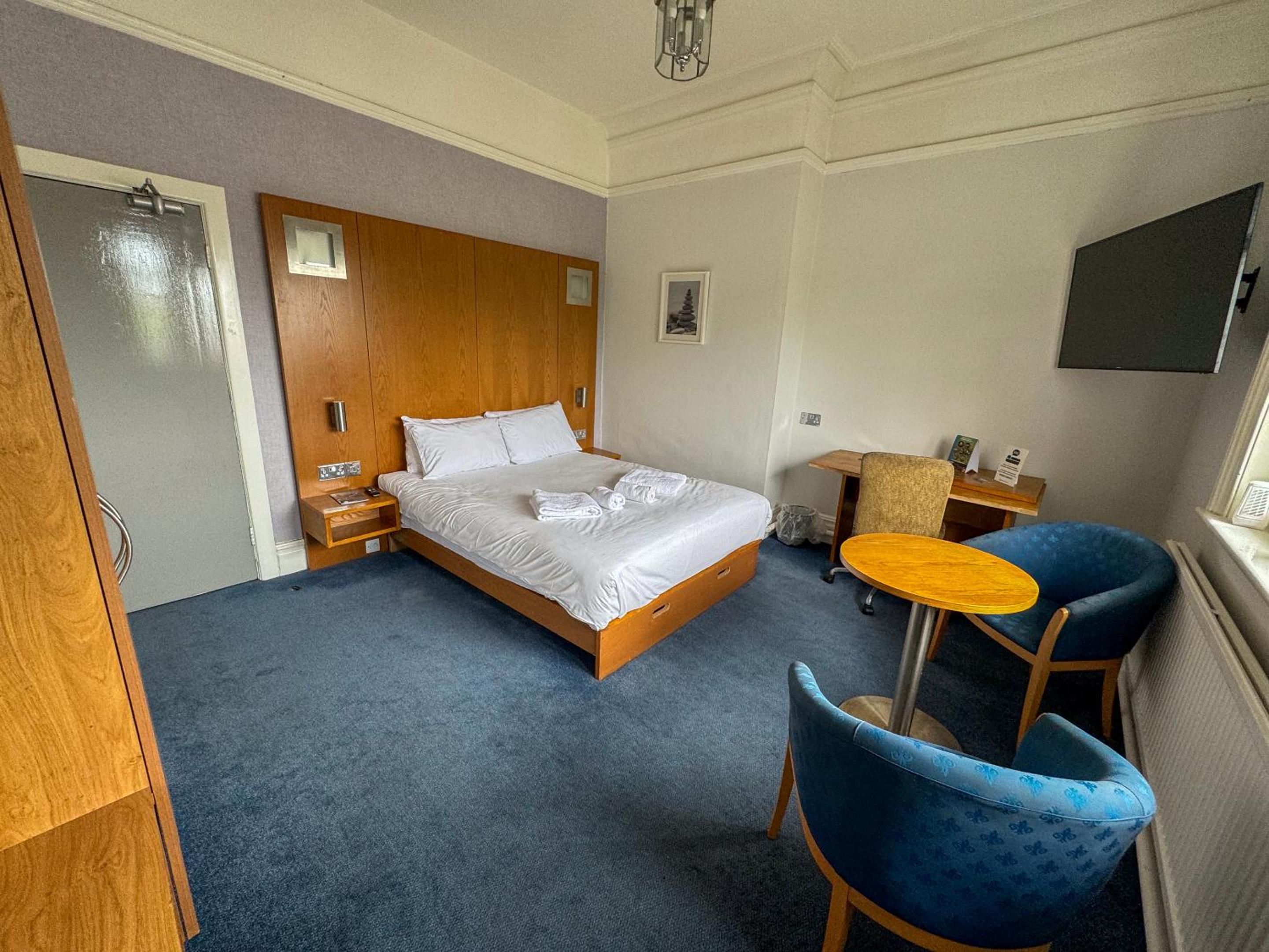 Double Room with Private Bathroom - Photo 4
