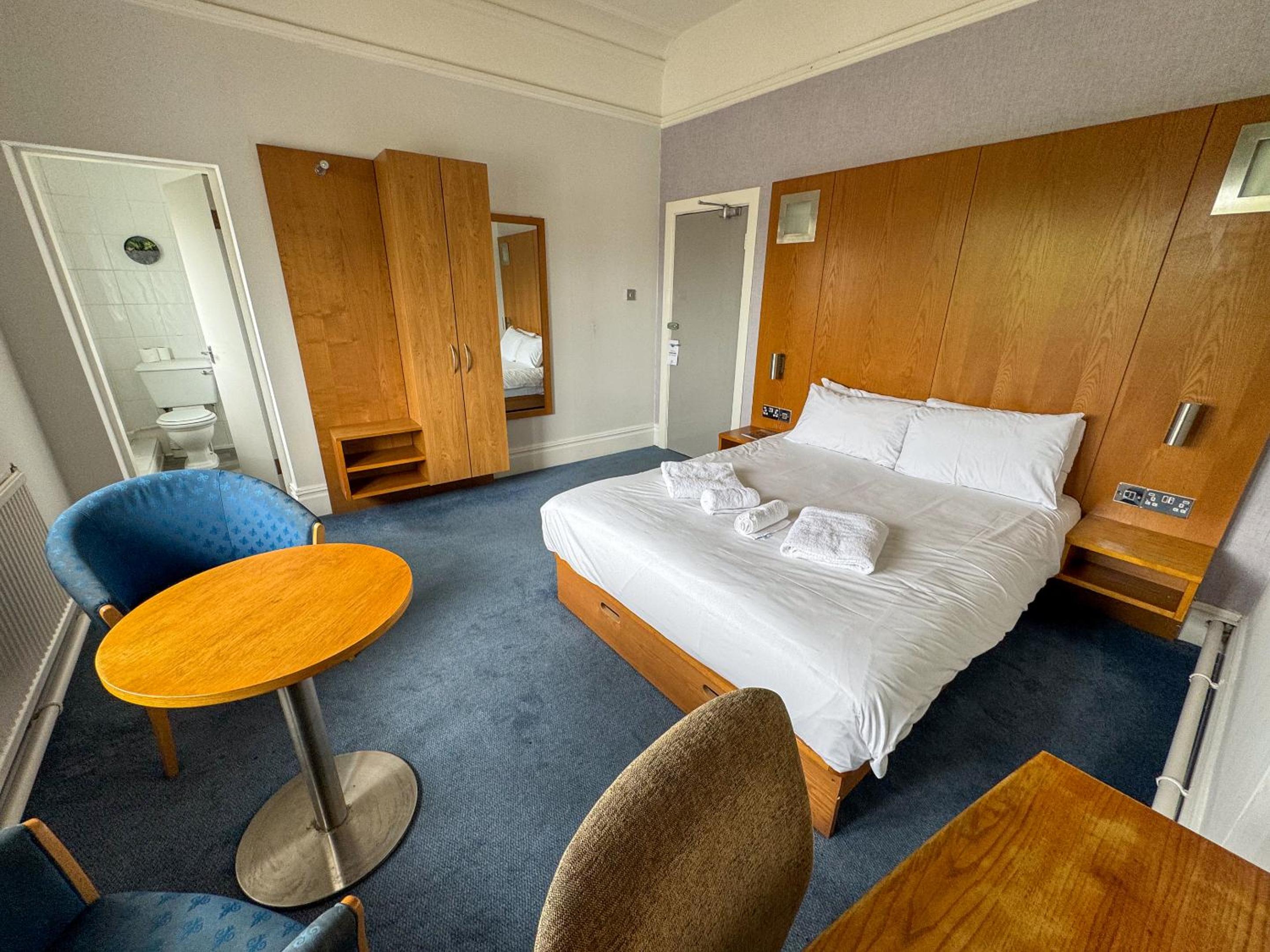 Double Room with Private Bathroom - Photo 3