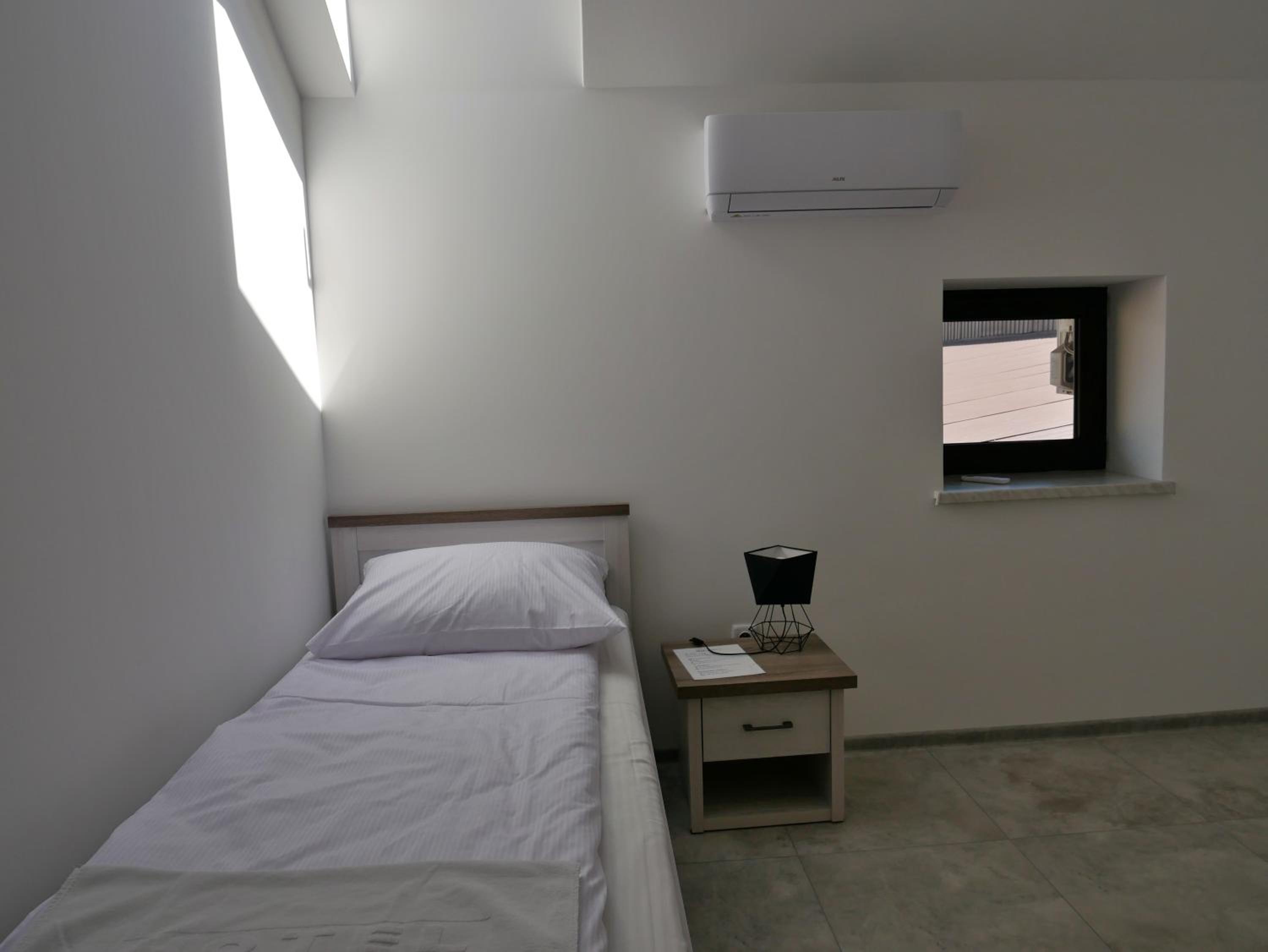 Single Room with Private Bathroom photo 3