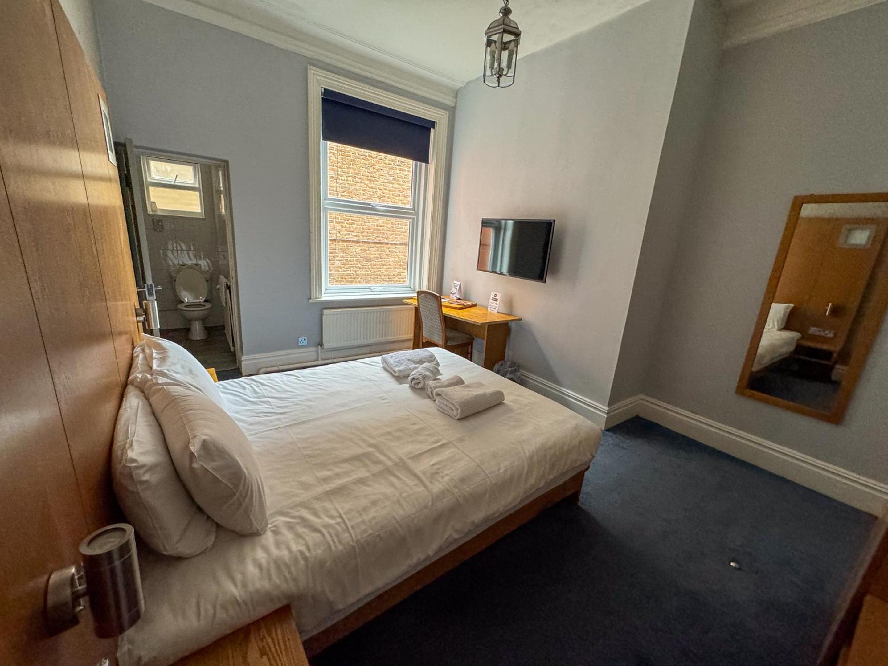Double Room with Private Bathroom photo 2