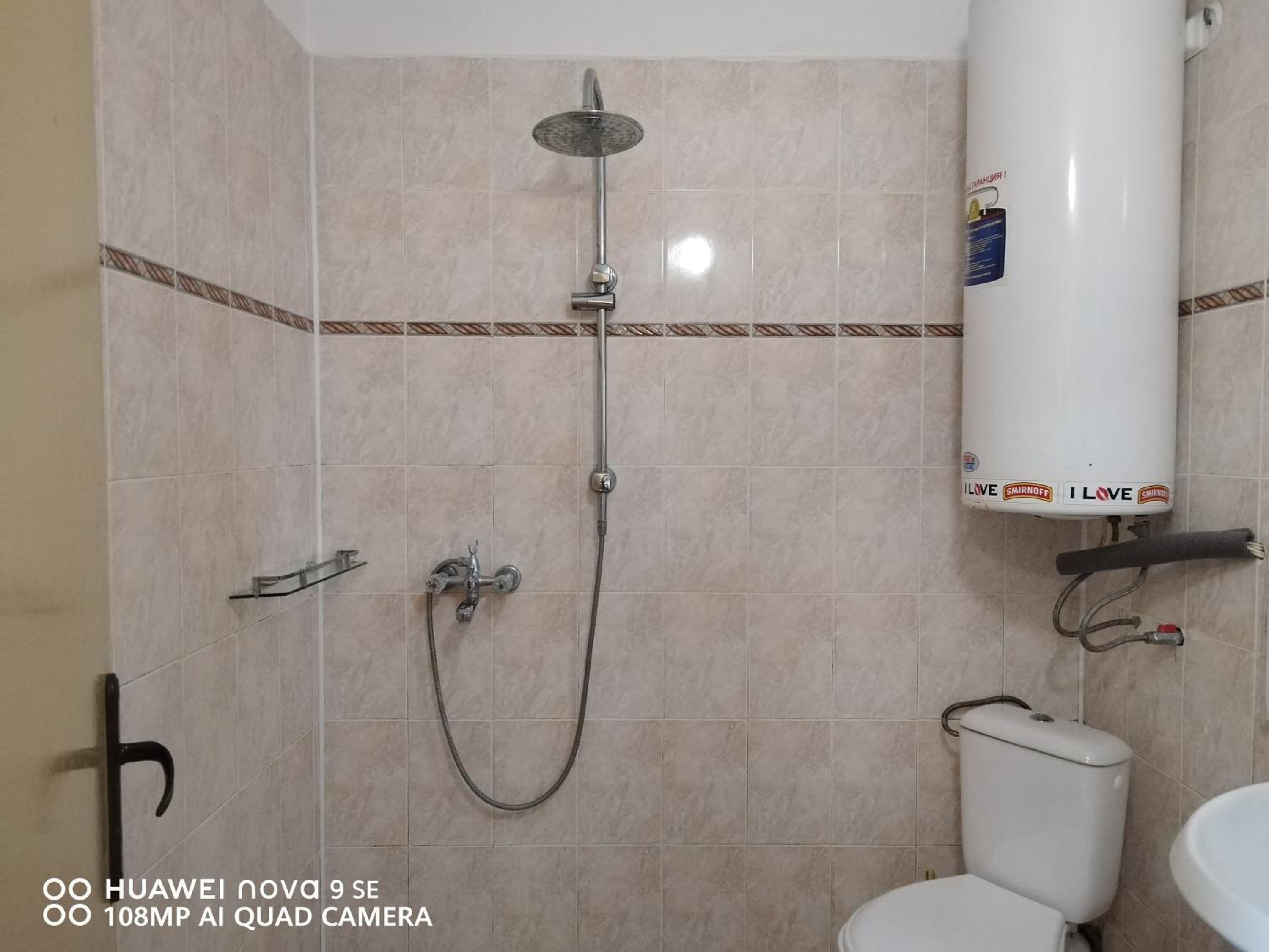 Eight-Bedroom House photo 2