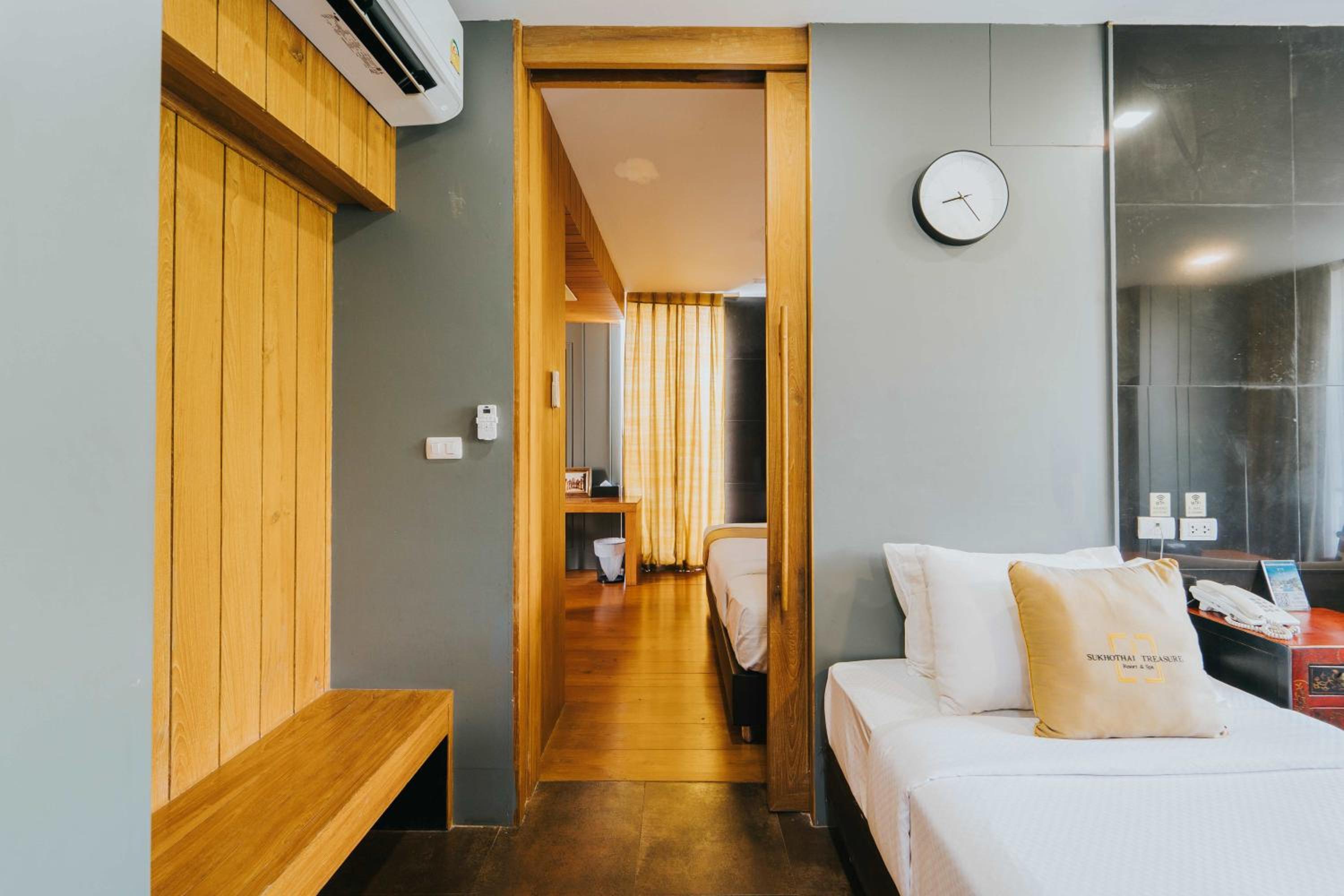 One Bedroom Family Suite photo 1