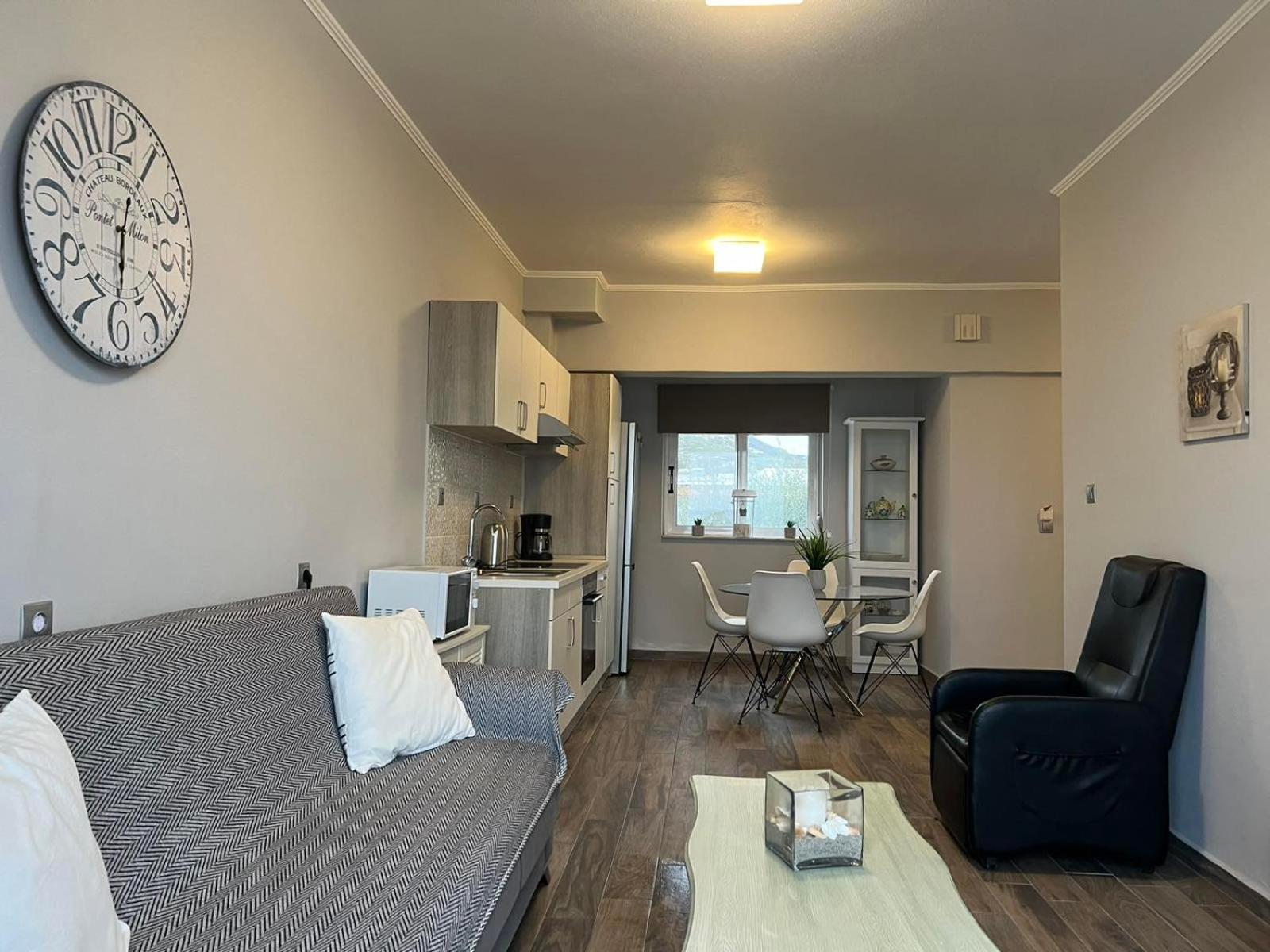 Two-Bedroom Apartment with Balcony and Sea View photo 2