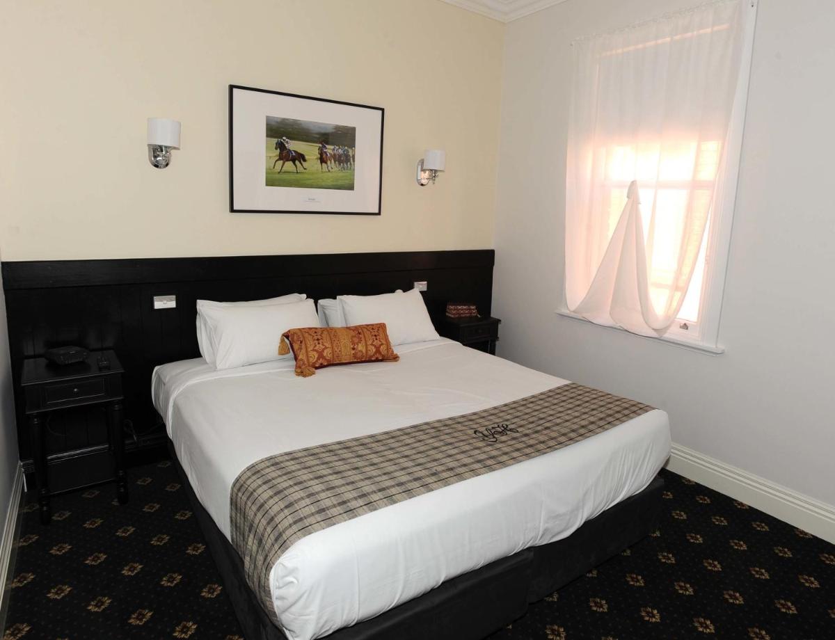 Deluxe King Suite photo 1