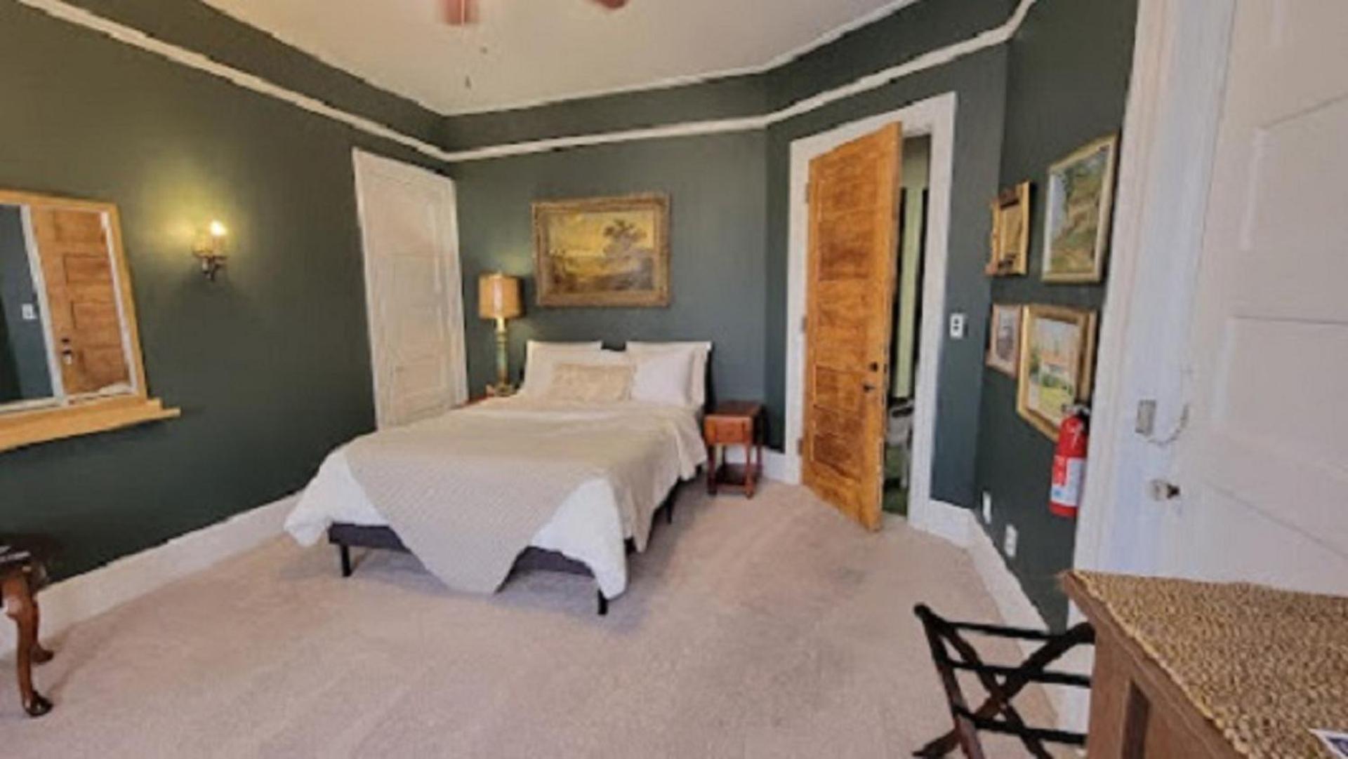 Queen Room - Photo 12